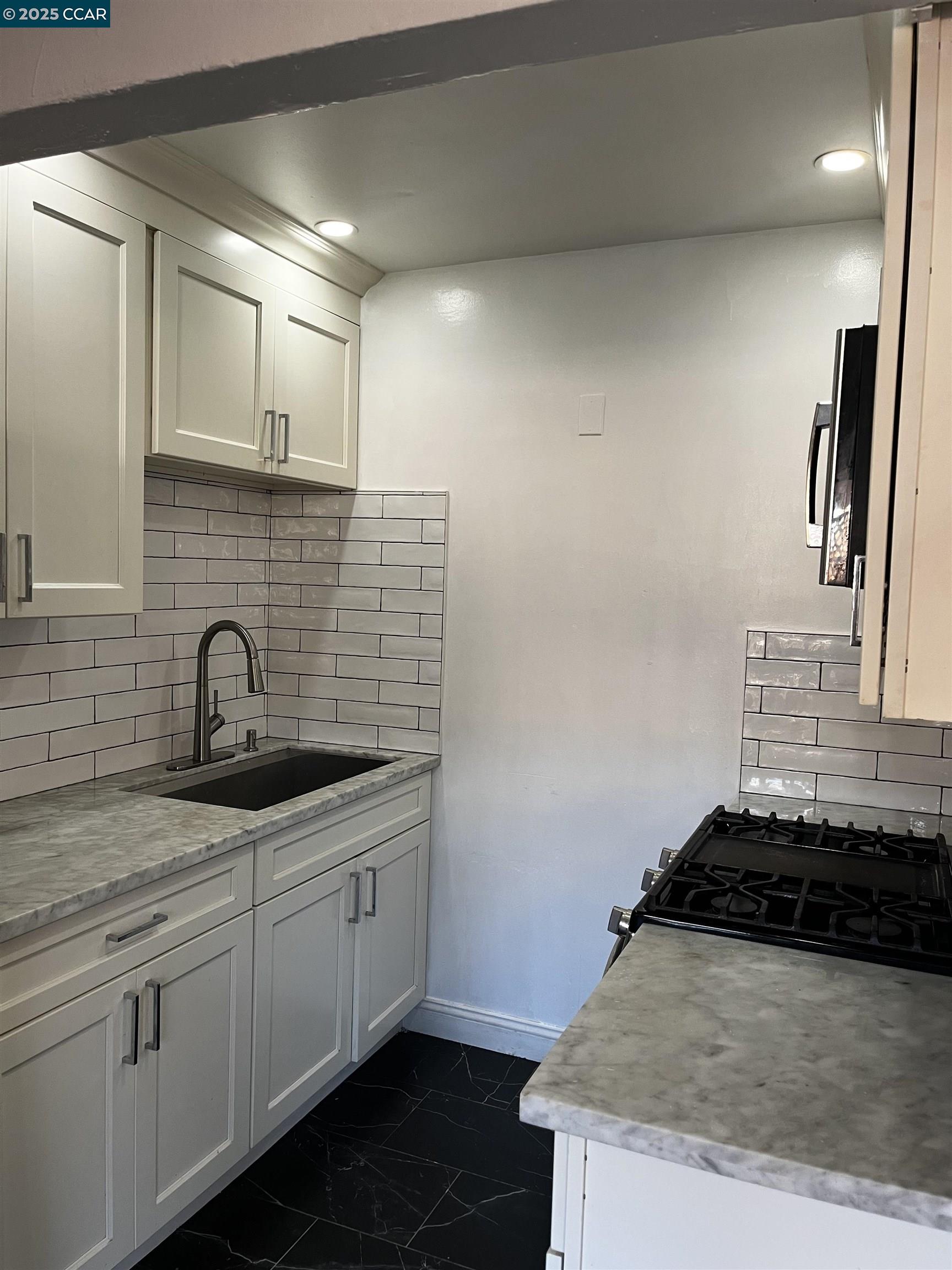 Detail Gallery Image 8 of 10 For 320 Maine Ave, Richmond,  CA 94804 - – Beds | – Baths