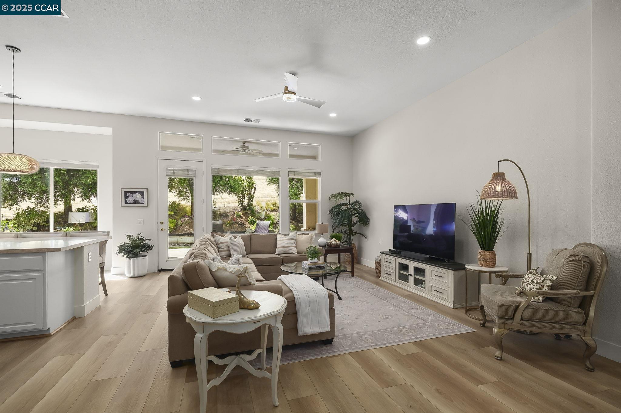 Detail Gallery Image 6 of 39 For 346 Gladstone Dr, Brentwood,  CA 94513 - 3 Beds | 2/1 Baths