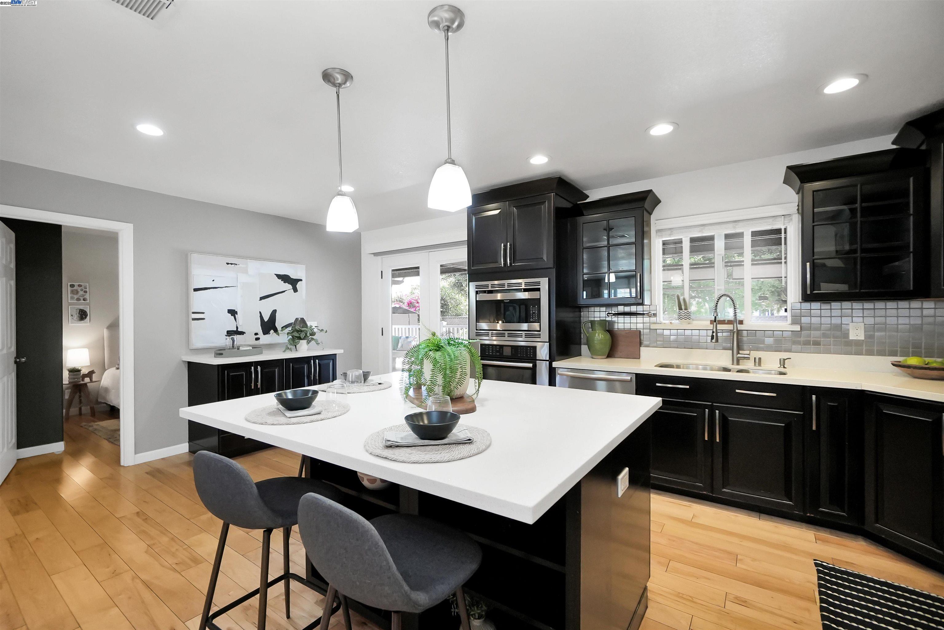 Detail Gallery Image 14 of 43 For 17233 via La Jolla, San Lorenzo,  CA 94580 - 3 Beds | 2 Baths