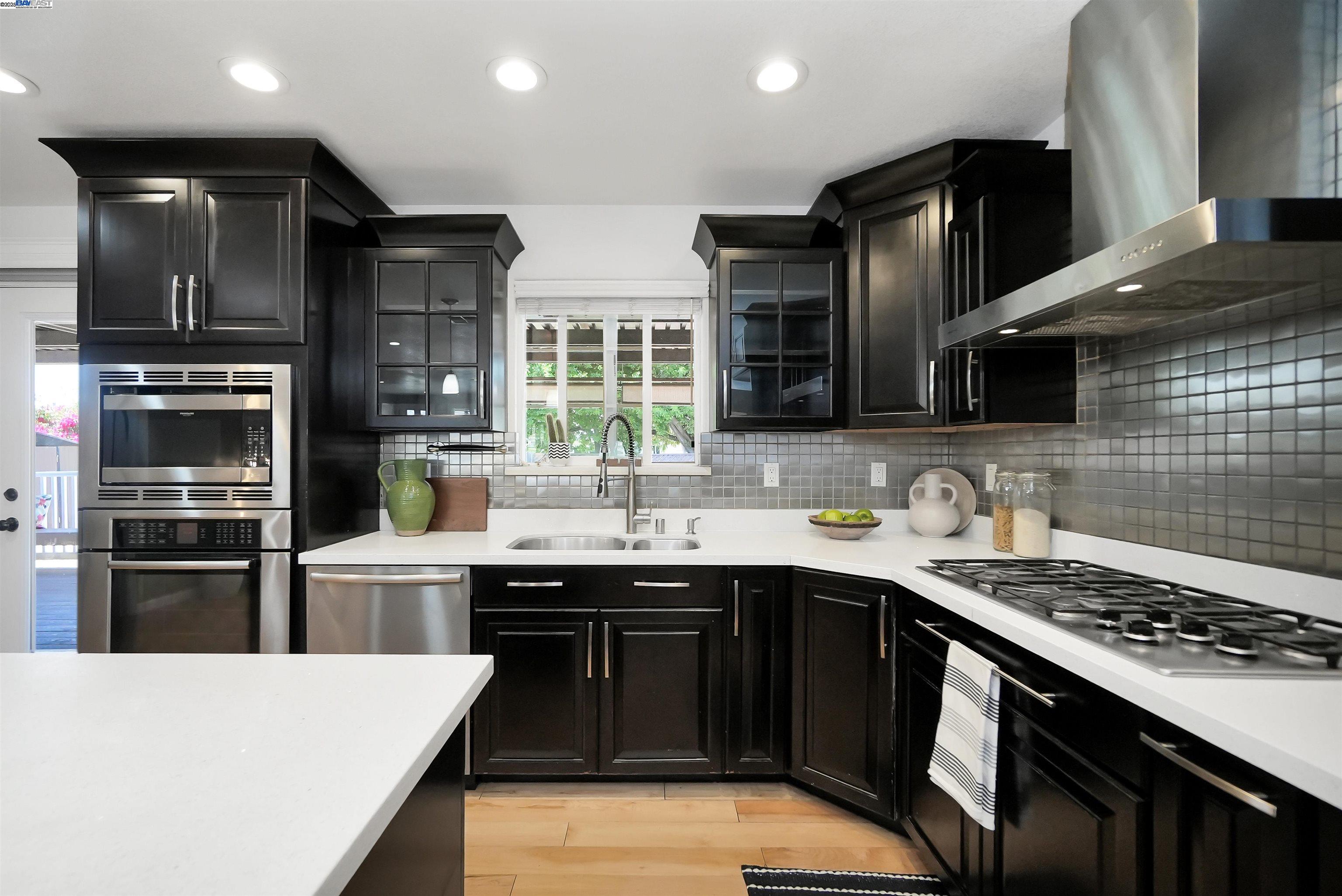 Detail Gallery Image 15 of 43 For 17233 via La Jolla, San Lorenzo,  CA 94580 - 3 Beds | 2 Baths