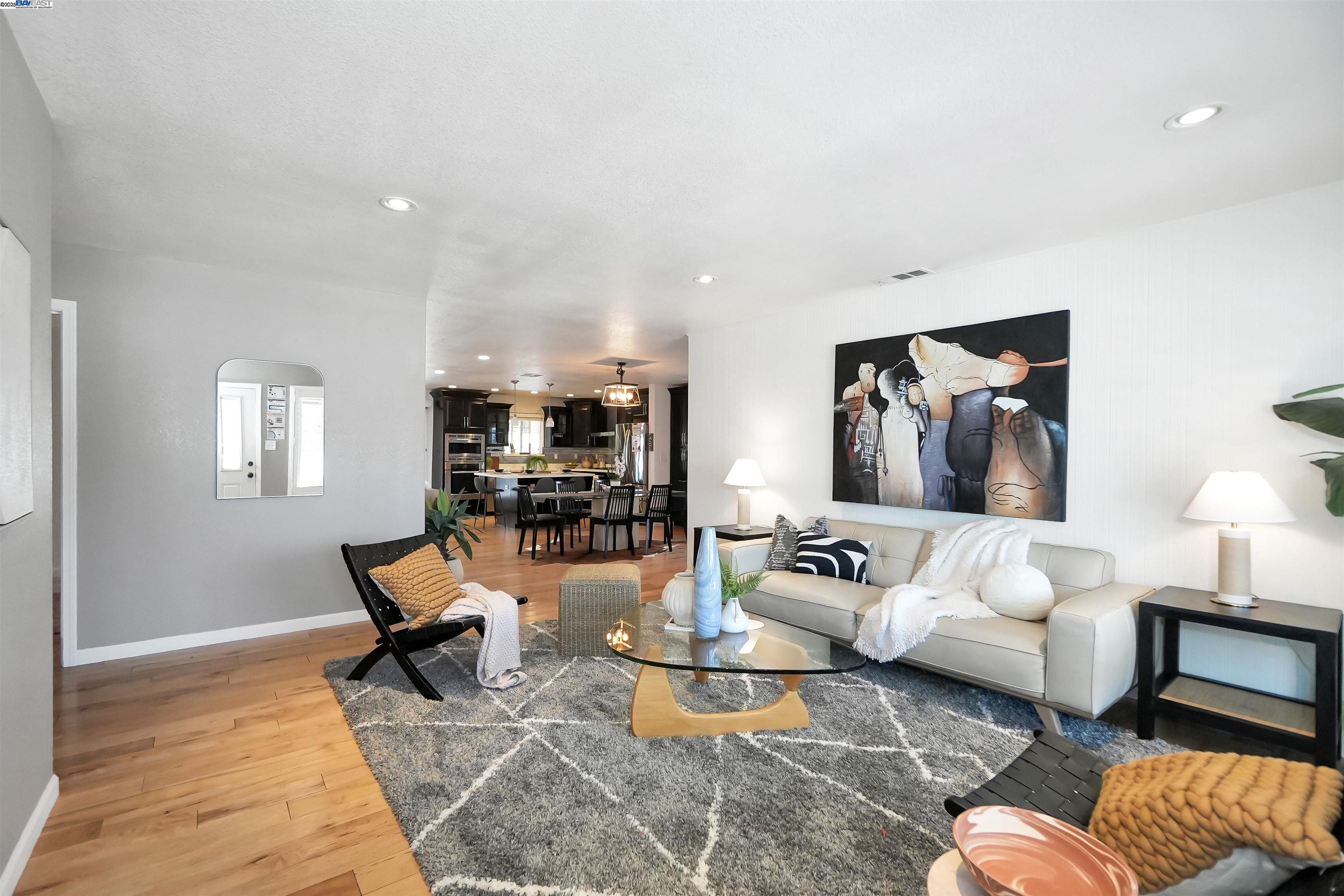 Detail Gallery Image 5 of 43 For 17233 via La Jolla, San Lorenzo,  CA 94580 - 3 Beds | 2 Baths