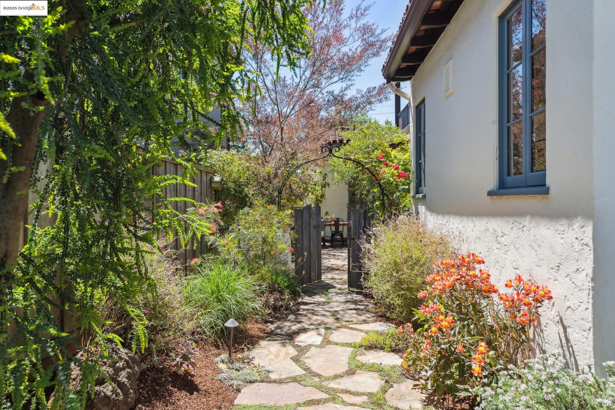 Detail Gallery Image 4 of 60 For 774 Spruce St, Berkeley,  CA 94707 - 3 Beds | 2 Baths
