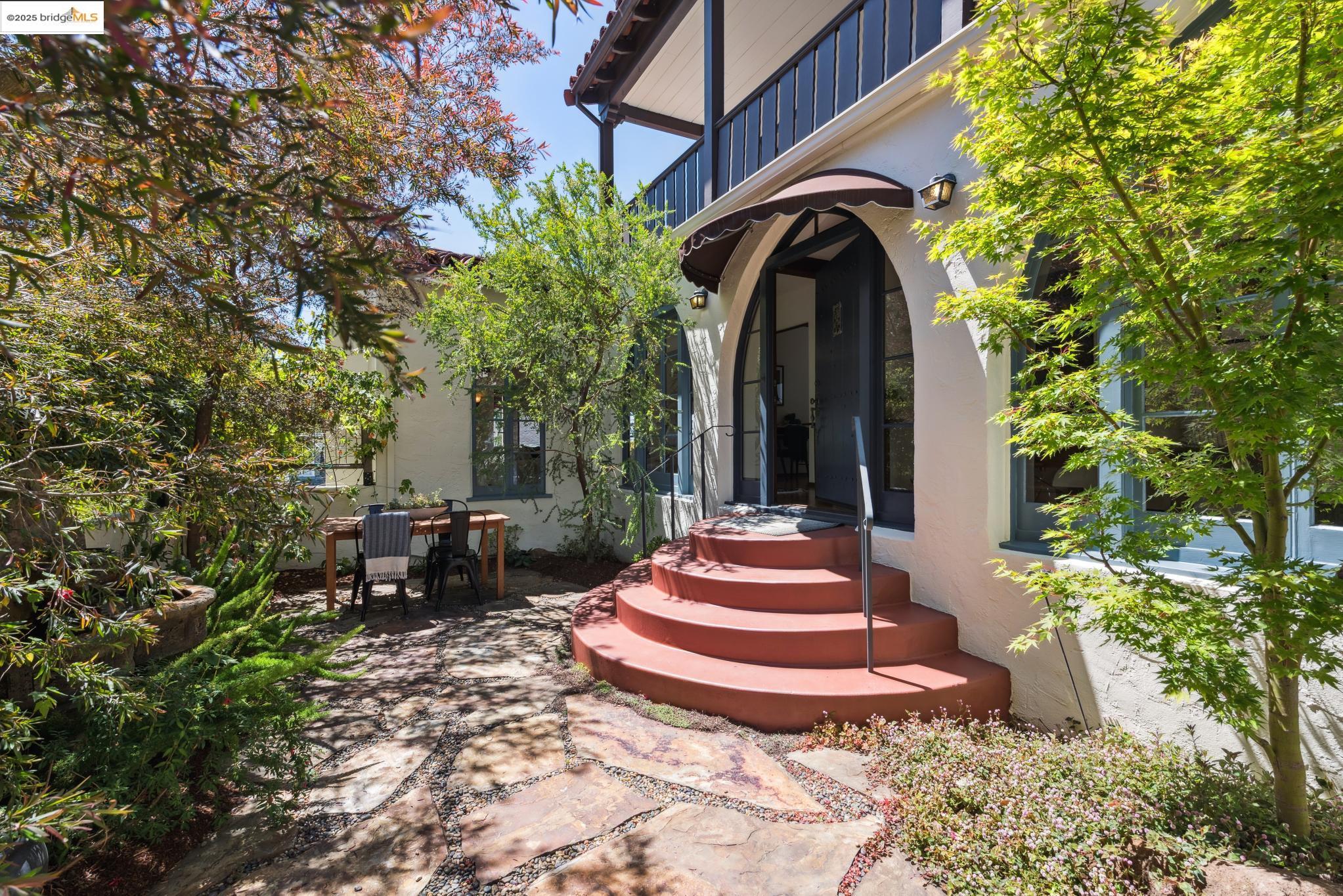 Detail Gallery Image 6 of 60 For 774 Spruce St, Berkeley,  CA 94707 - 3 Beds | 2 Baths