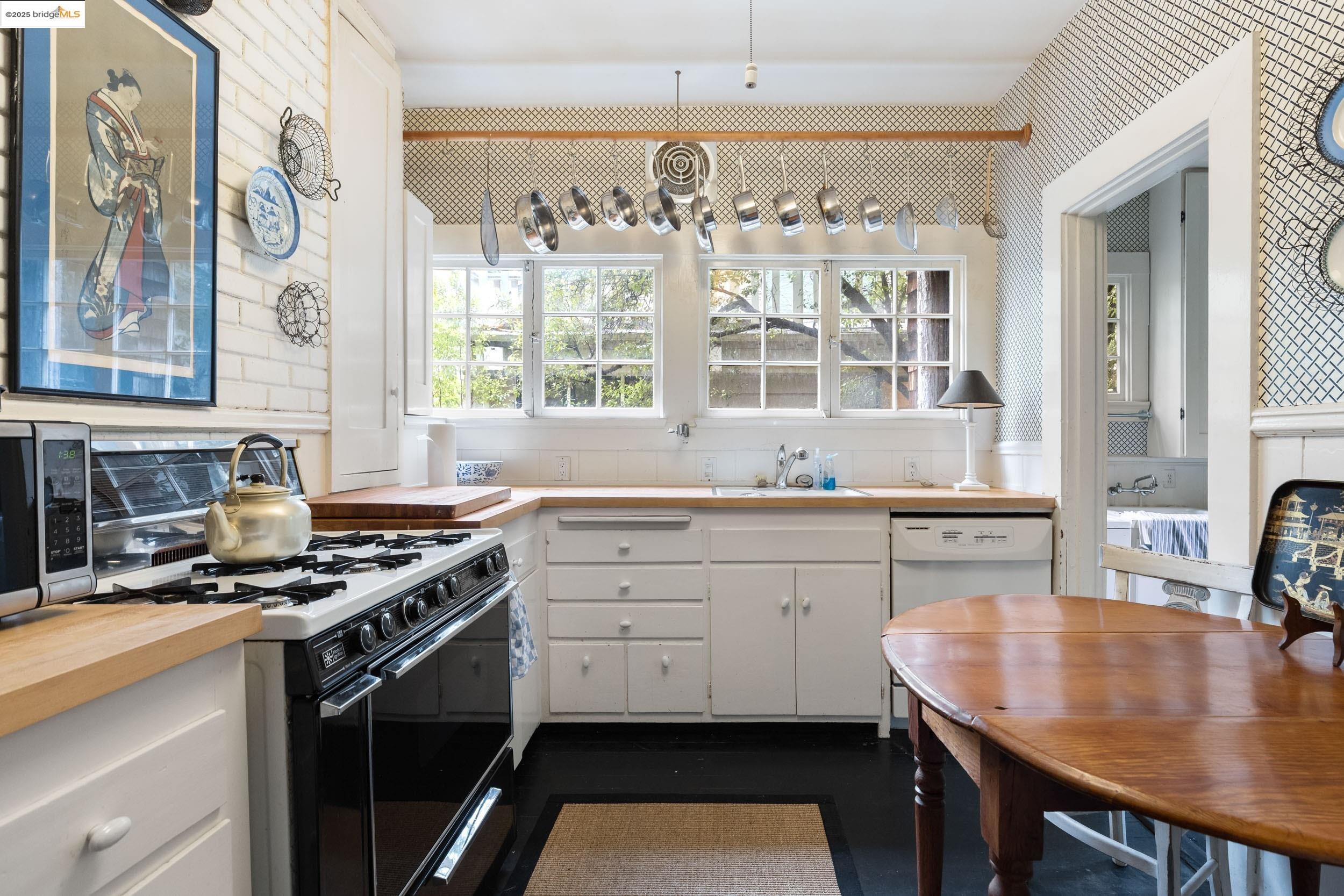 Detail Gallery Image 15 of 33 For 108 Bonita Ave, Piedmont,  CA 94611 - 4 Beds | 3 Baths
