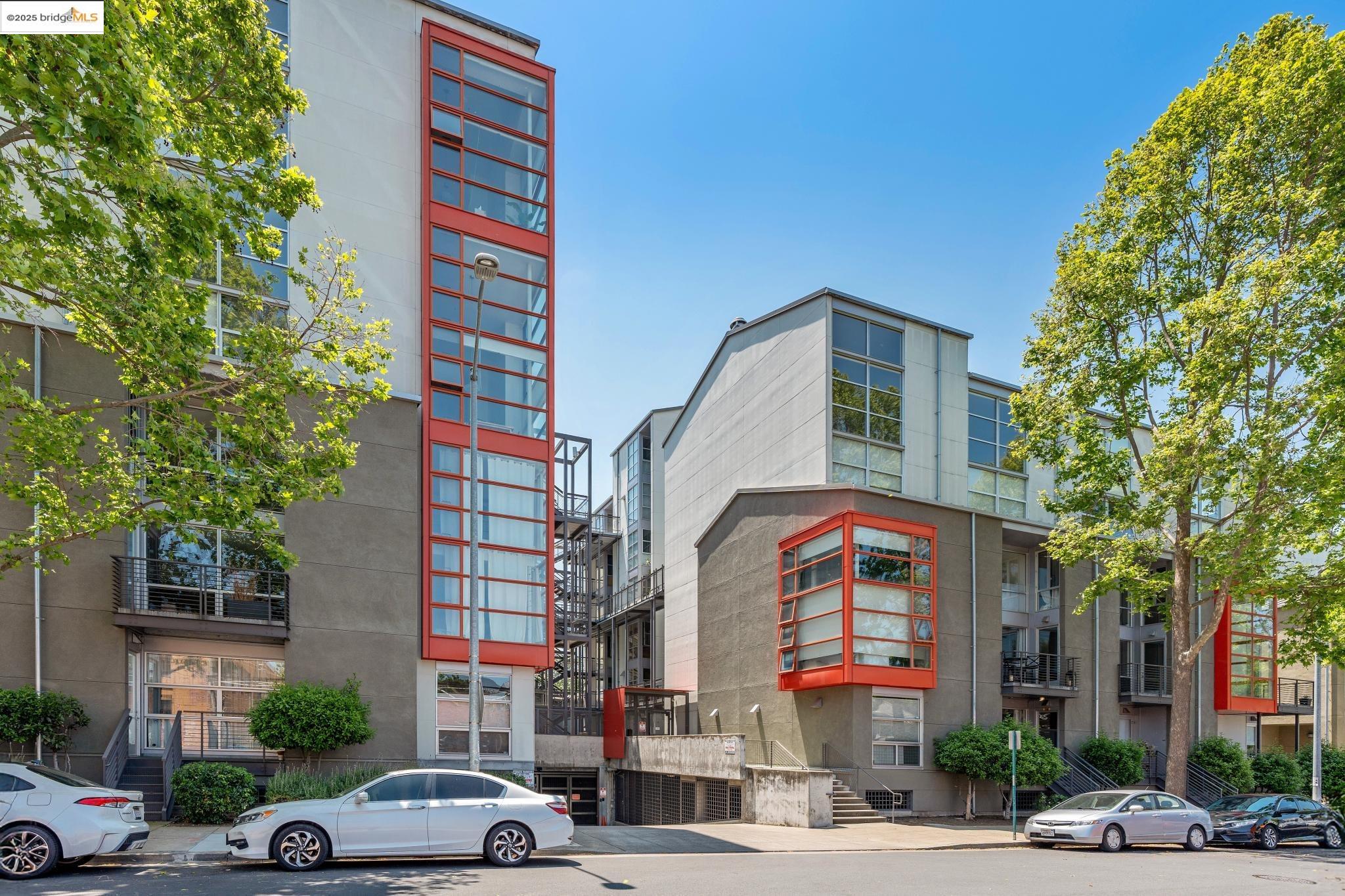 Detail Gallery Image 2 of 60 For 1007 41st Street #422,  Oakland,  CA 94608-3777 - 2 Beds | 1/1 Baths