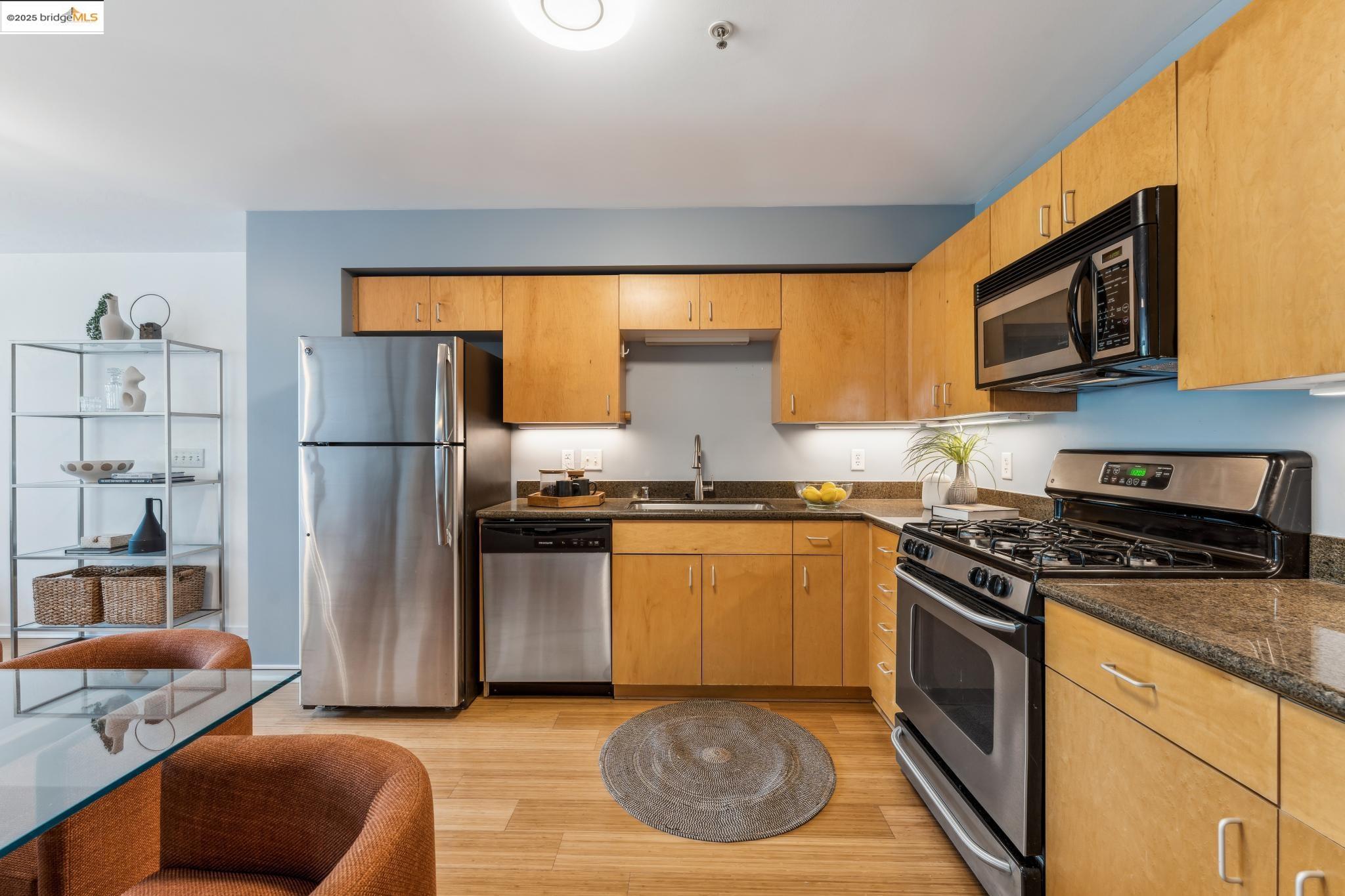 Detail Gallery Image 11 of 60 For 1007 41st Street #422,  Oakland,  CA 94608-3777 - 2 Beds | 1/1 Baths