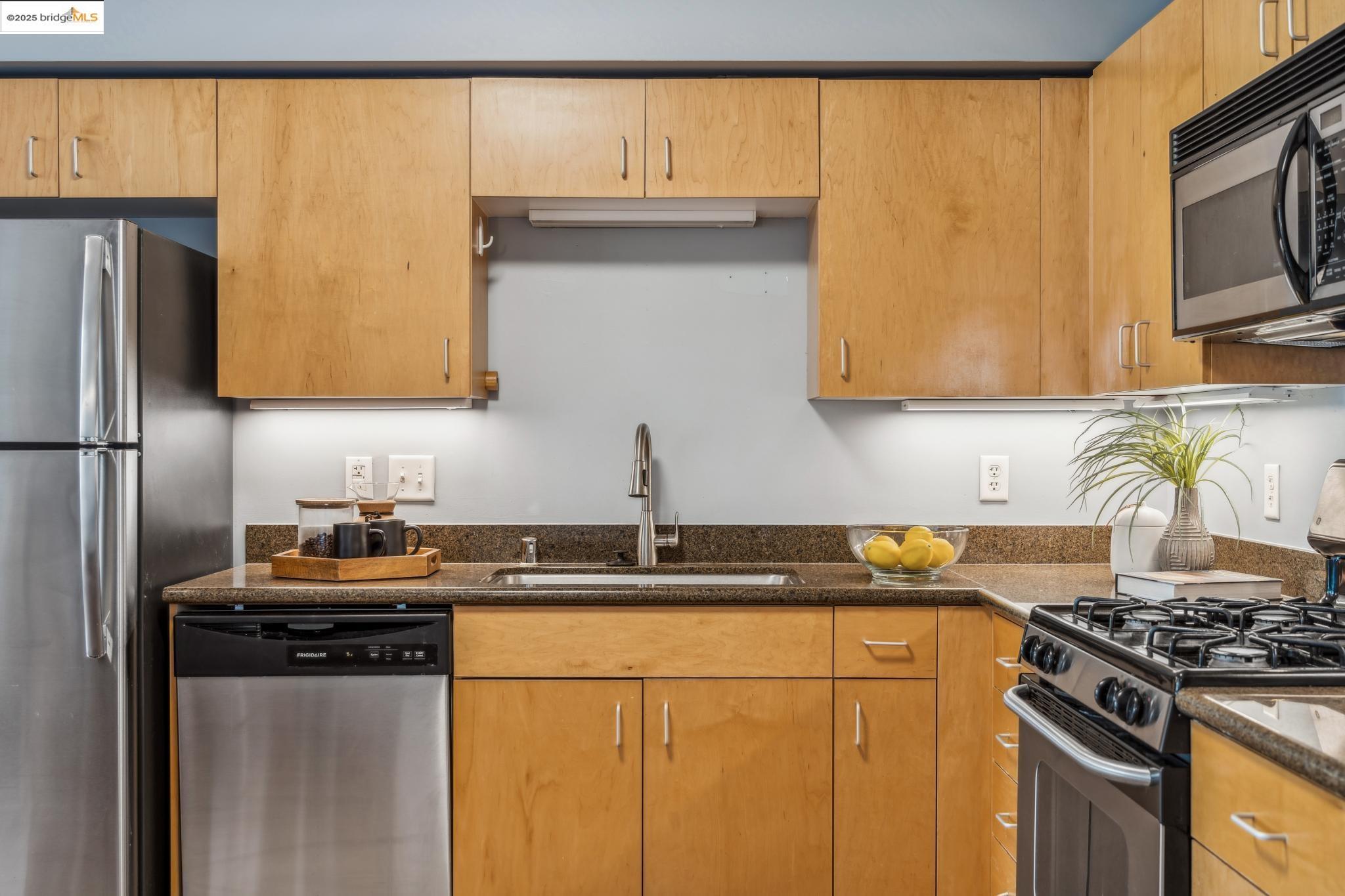 Detail Gallery Image 12 of 60 For 1007 41st Street #422,  Oakland,  CA 94608-3777 - 2 Beds | 1/1 Baths