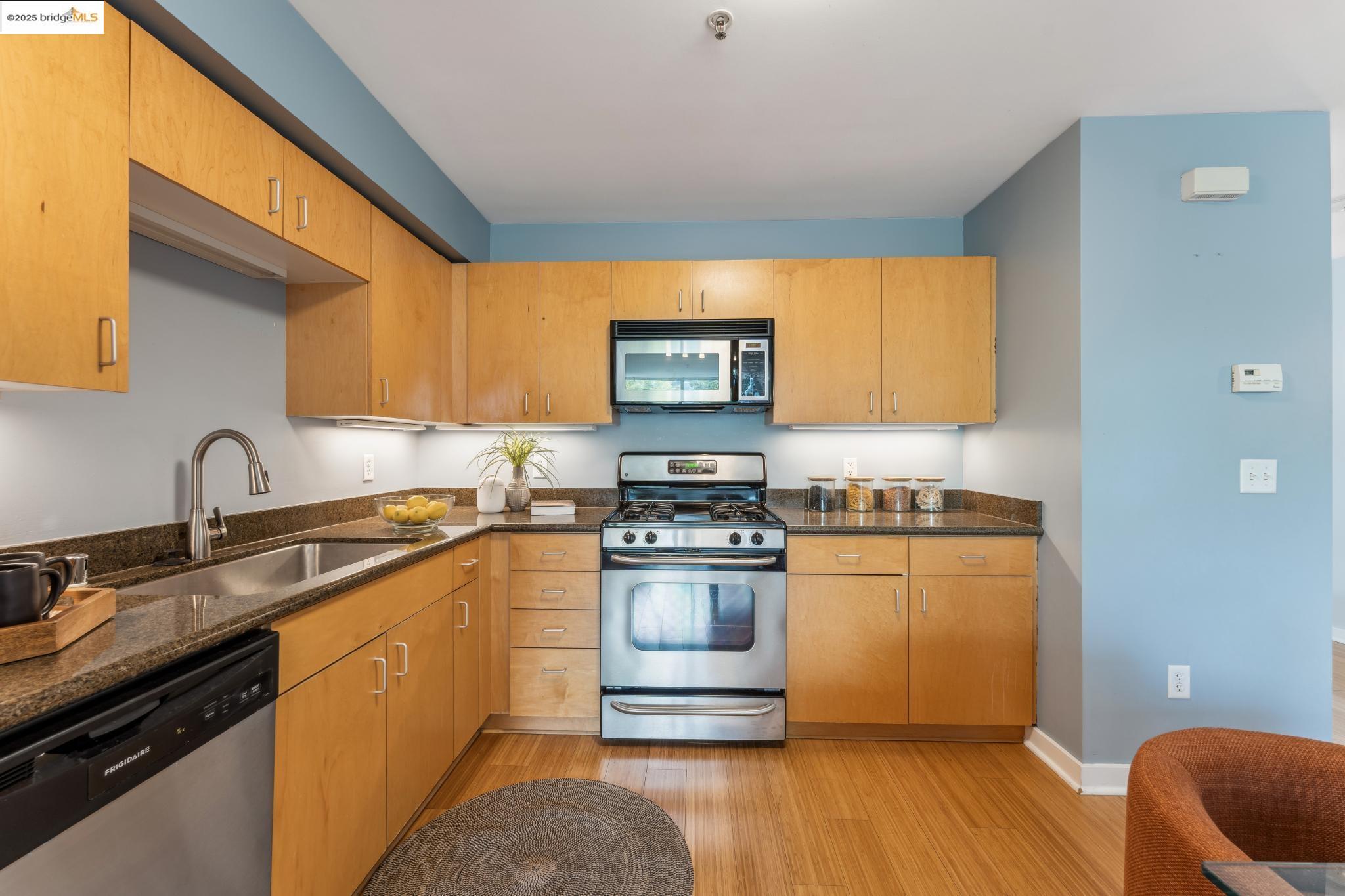 Detail Gallery Image 15 of 60 For 1007 41st Street #422,  Oakland,  CA 94608-3777 - 2 Beds | 1/1 Baths