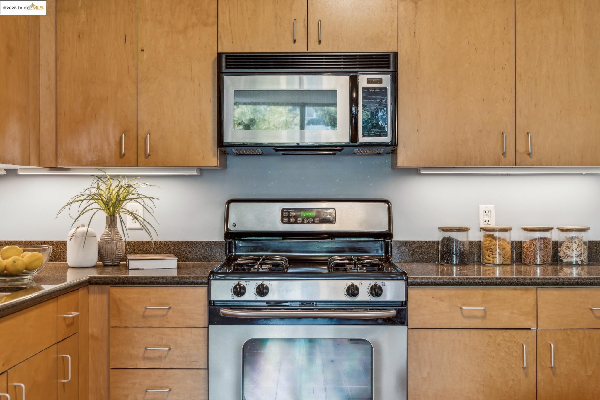 Detail Gallery Image 16 of 60 For 1007 41st Street #422,  Oakland,  CA 94608-3777 - 2 Beds | 1/1 Baths