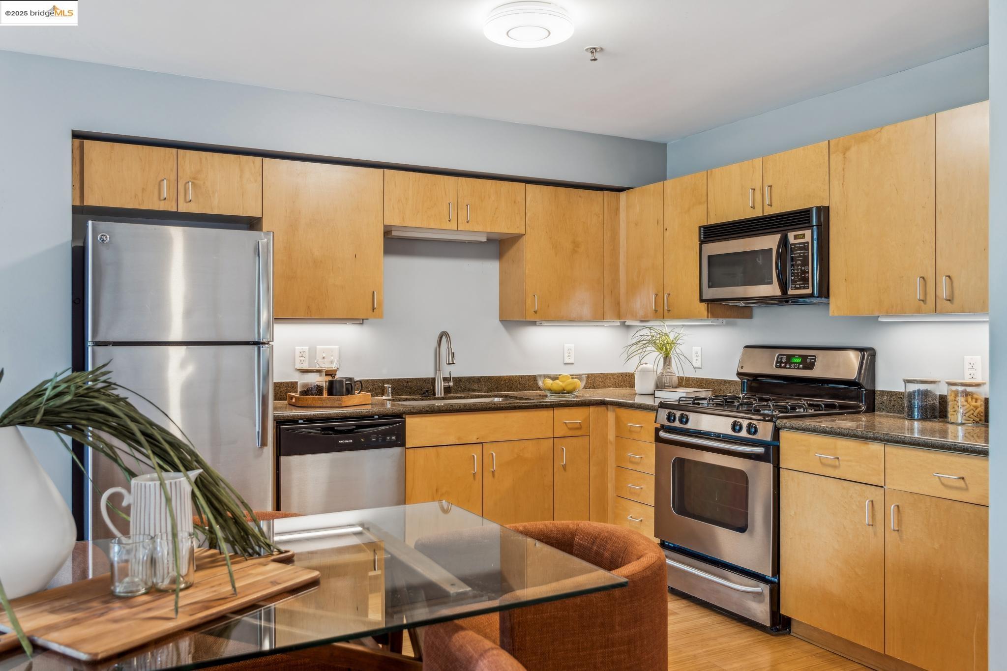 Detail Gallery Image 19 of 60 For 1007 41st Street #422,  Oakland,  CA 94608-3777 - 2 Beds | 1/1 Baths