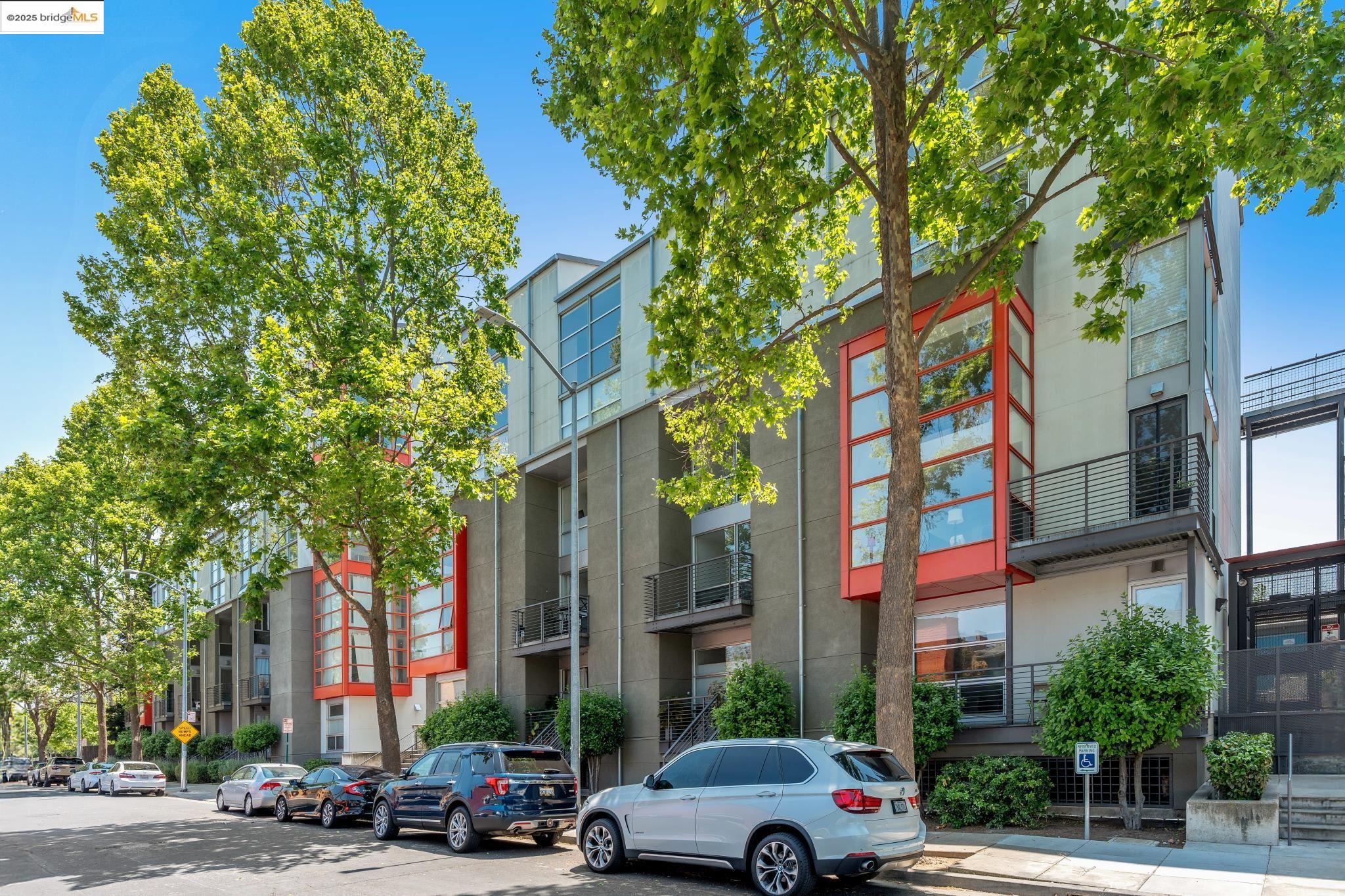 Detail Gallery Image 3 of 60 For 1007 41st Street #422,  Oakland,  CA 94608-3777 - 2 Beds | 1/1 Baths