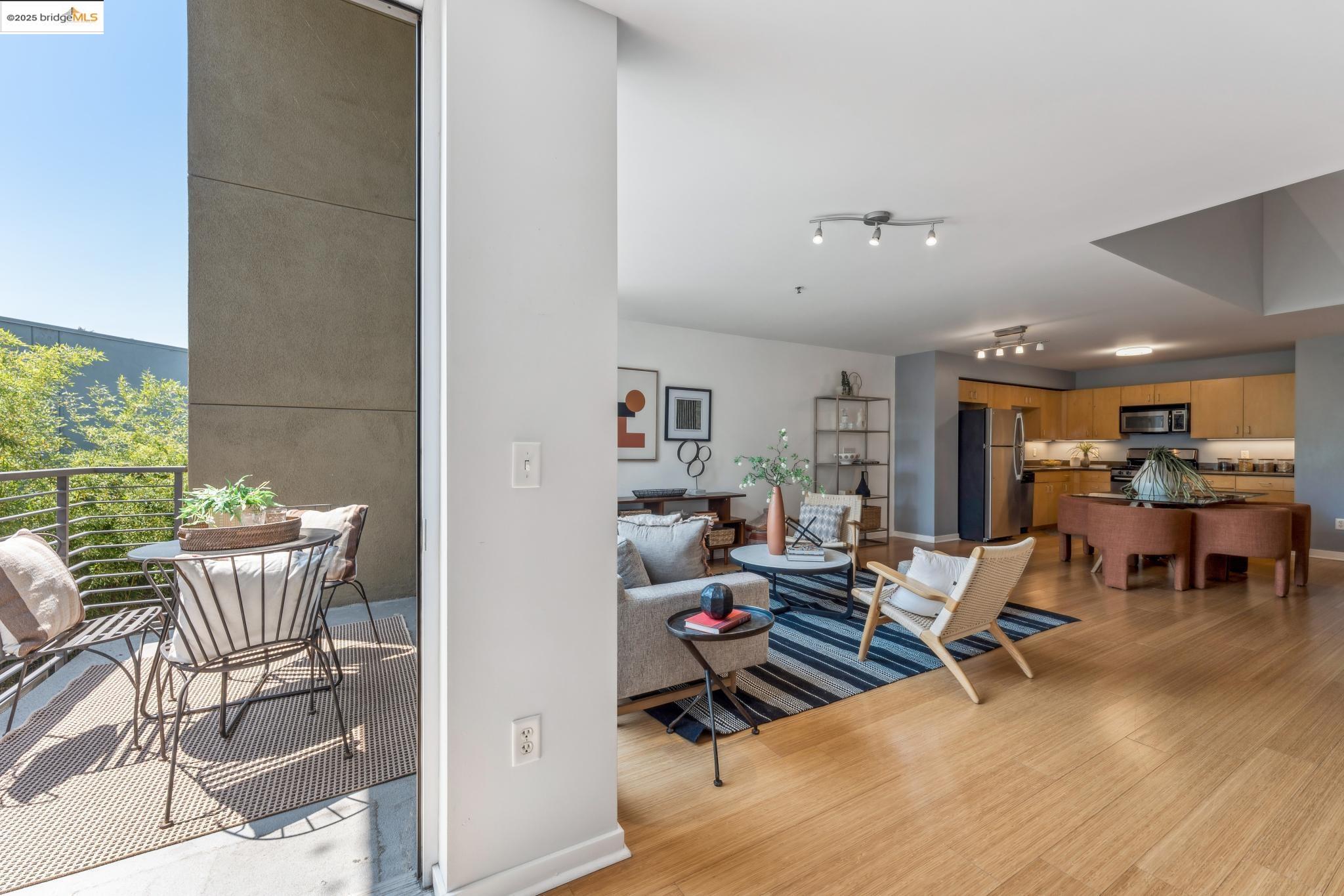Detail Gallery Image 27 of 60 For 1007 41st Street #422,  Oakland,  CA 94608-3777 - 2 Beds | 1/1 Baths