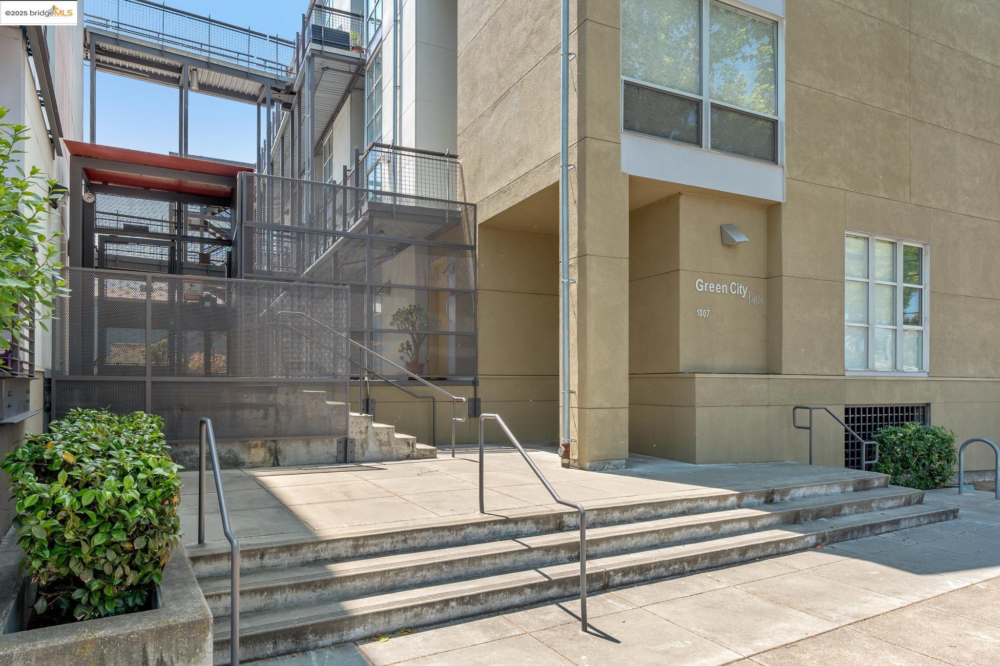 Detail Gallery Image 4 of 60 For 1007 41st Street #422,  Oakland,  CA 94608-3777 - 2 Beds | 1/1 Baths