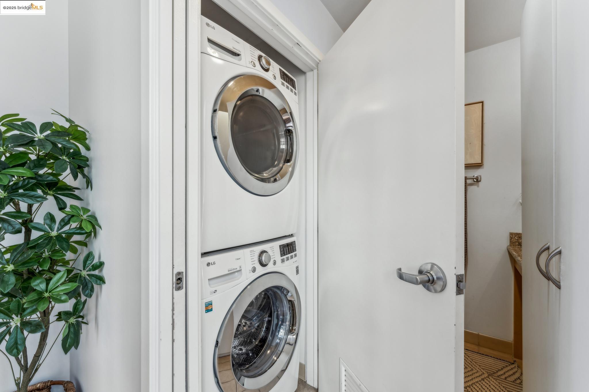 Detail Gallery Image 37 of 60 For 1007 41st Street #422,  Oakland,  CA 94608-3777 - 2 Beds | 1/1 Baths