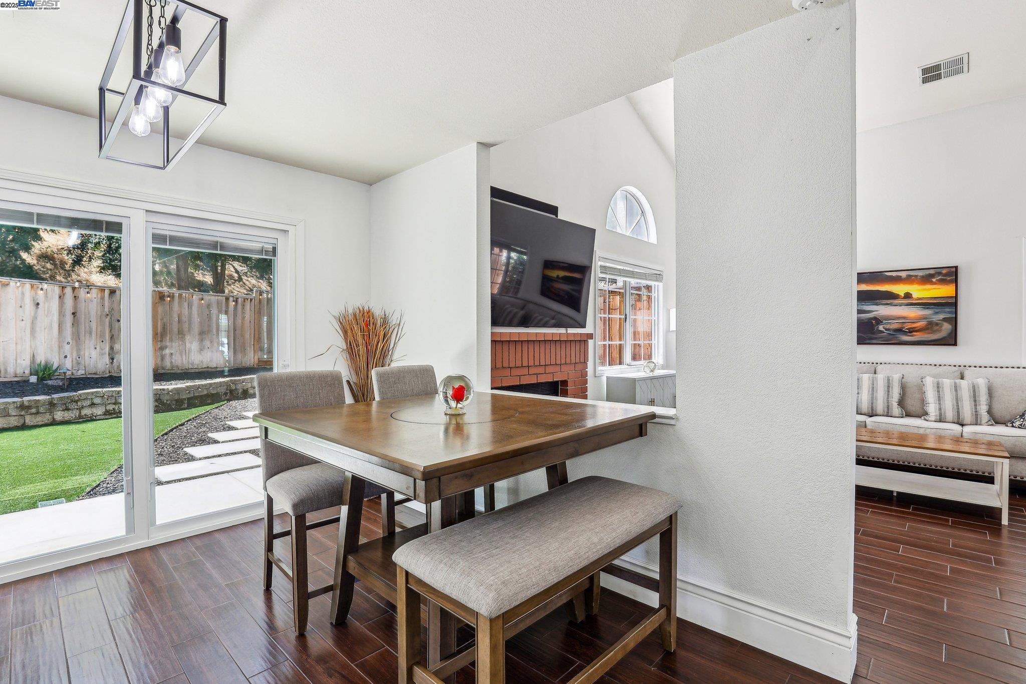 Detail Gallery Image 11 of 32 For 1060 Green Point Ct, Concord,  CA 94521 - 3 Beds | 2/1 Baths
