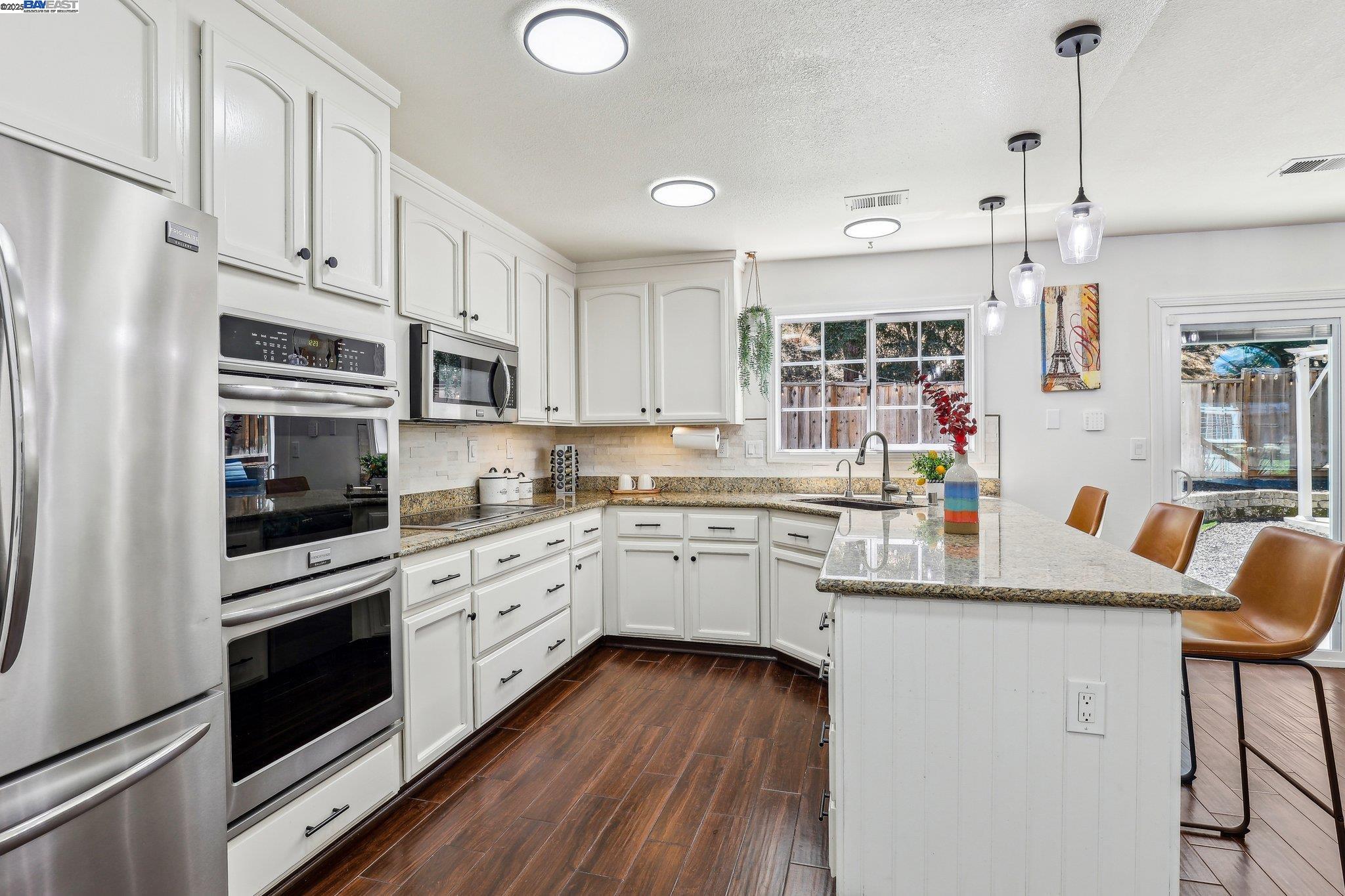 Detail Gallery Image 12 of 32 For 1060 Green Point Ct, Concord,  CA 94521 - 3 Beds | 2/1 Baths