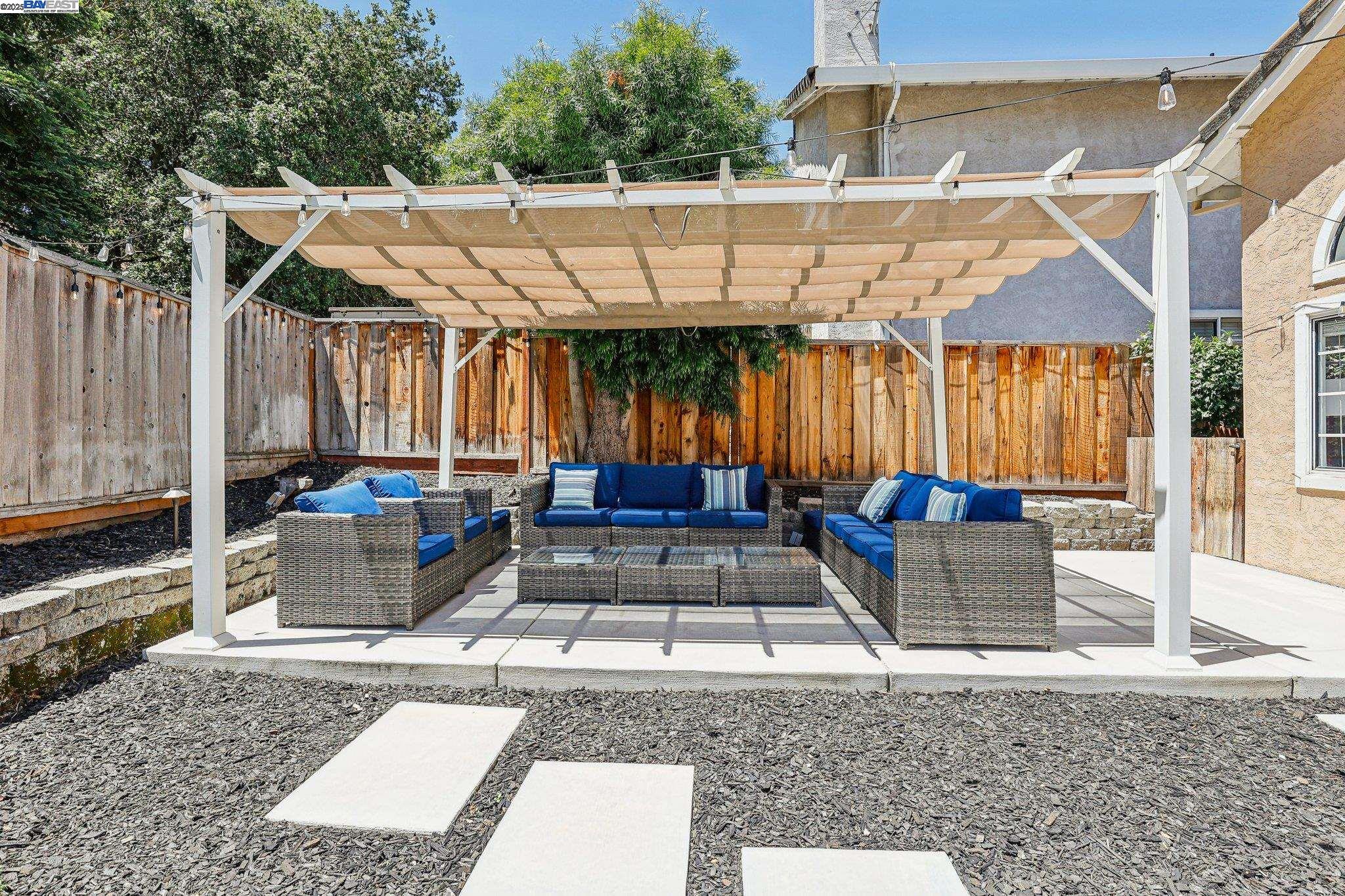 Detail Gallery Image 23 of 32 For 1060 Green Point Ct, Concord,  CA 94521 - 3 Beds | 2/1 Baths