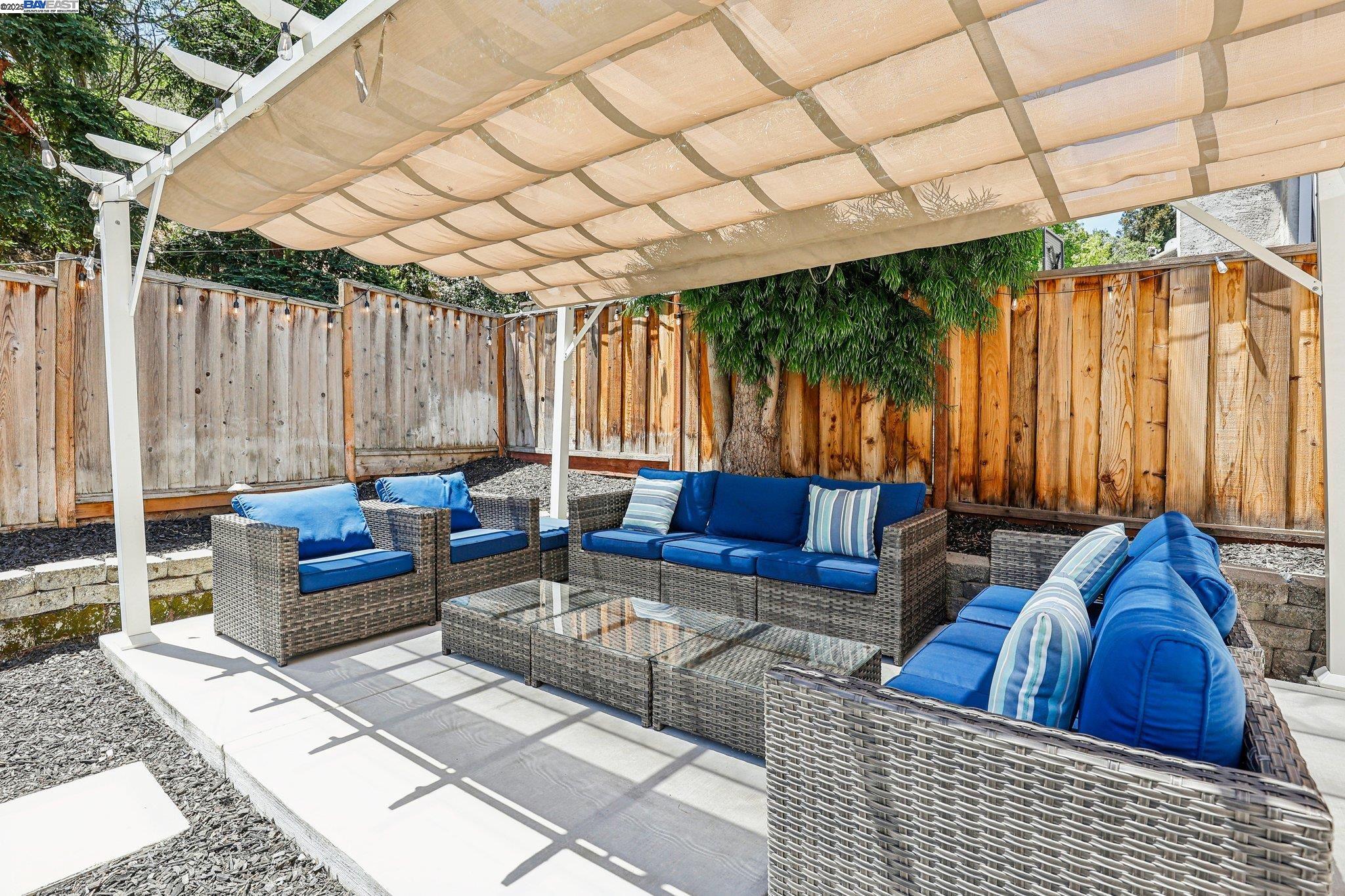 Detail Gallery Image 24 of 32 For 1060 Green Point Ct, Concord,  CA 94521 - 3 Beds | 2/1 Baths
