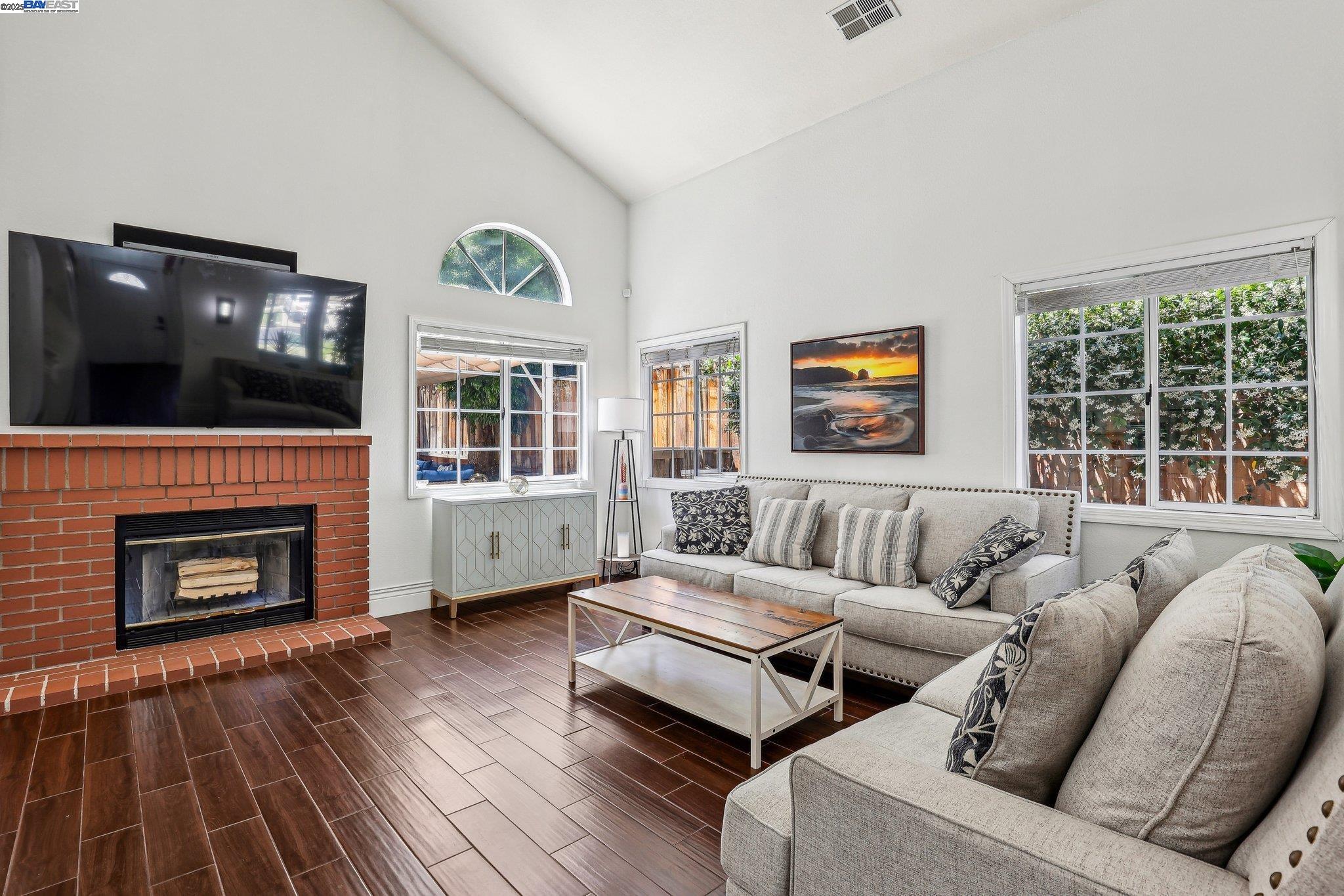 Detail Gallery Image 8 of 32 For 1060 Green Point Ct, Concord,  CA 94521 - 3 Beds | 2/1 Baths