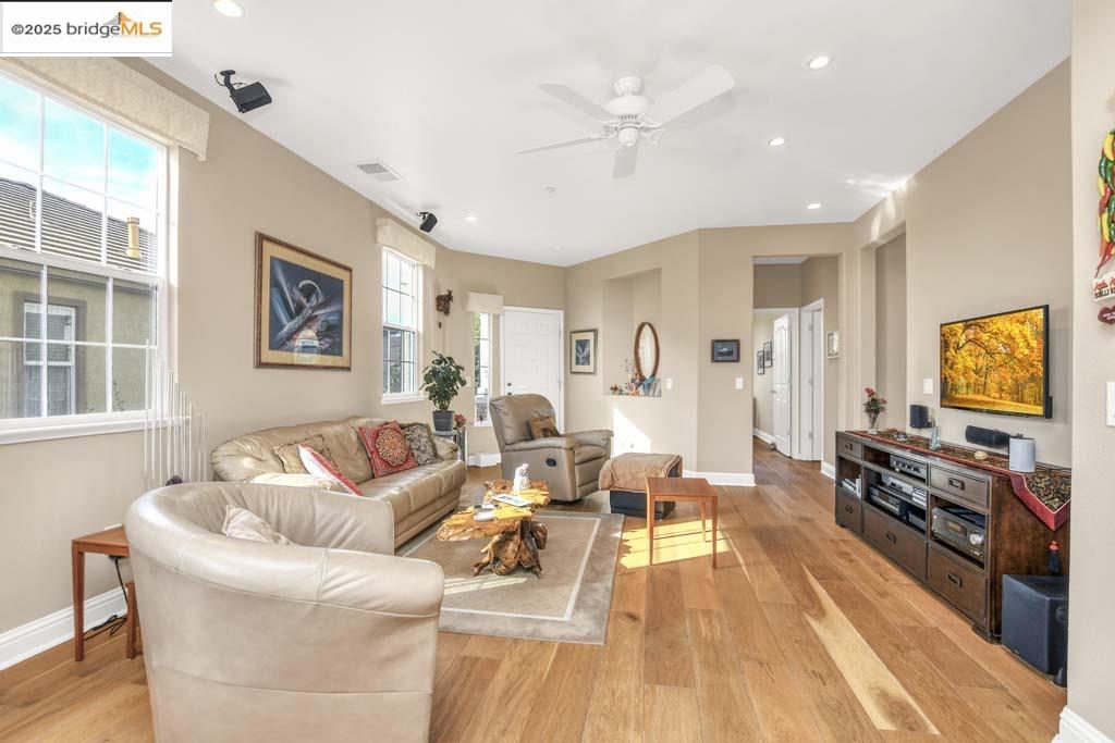 Detail Gallery Image 5 of 33 For 1559 Regent Dr, Brentwood,  CA 94513 - 2 Beds | 2 Baths