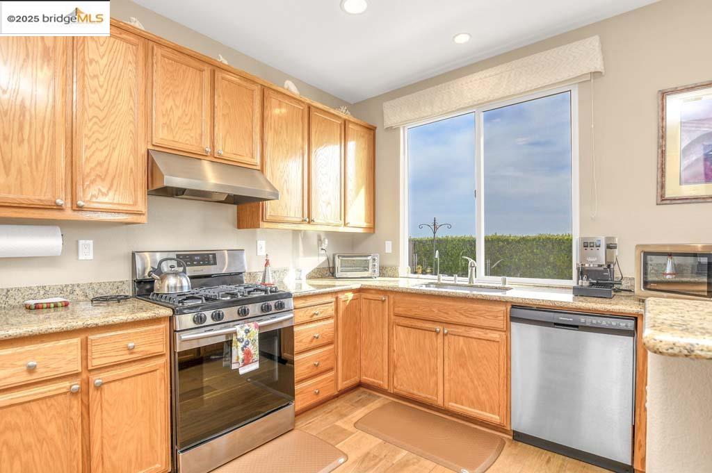 Detail Gallery Image 9 of 33 For 1559 Regent Dr, Brentwood,  CA 94513 - 2 Beds | 2 Baths