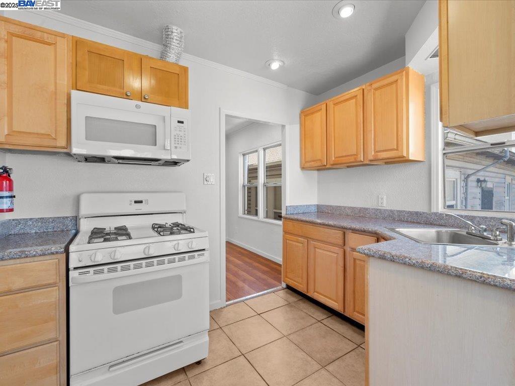 Detail Gallery Image 13 of 41 For 2637 Inyo Ave, Oakland,  CA 94601 - 3 Beds | 2 Baths