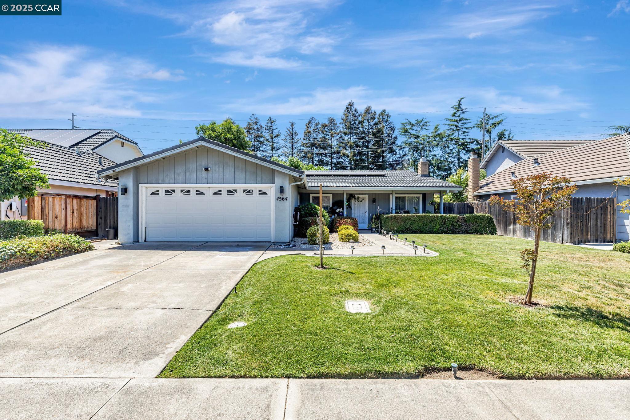 Detail Gallery Image 1 of 38 For 4564 Winding River Cir, Stockton,  CA 95219 - 3 Beds | 2 Baths