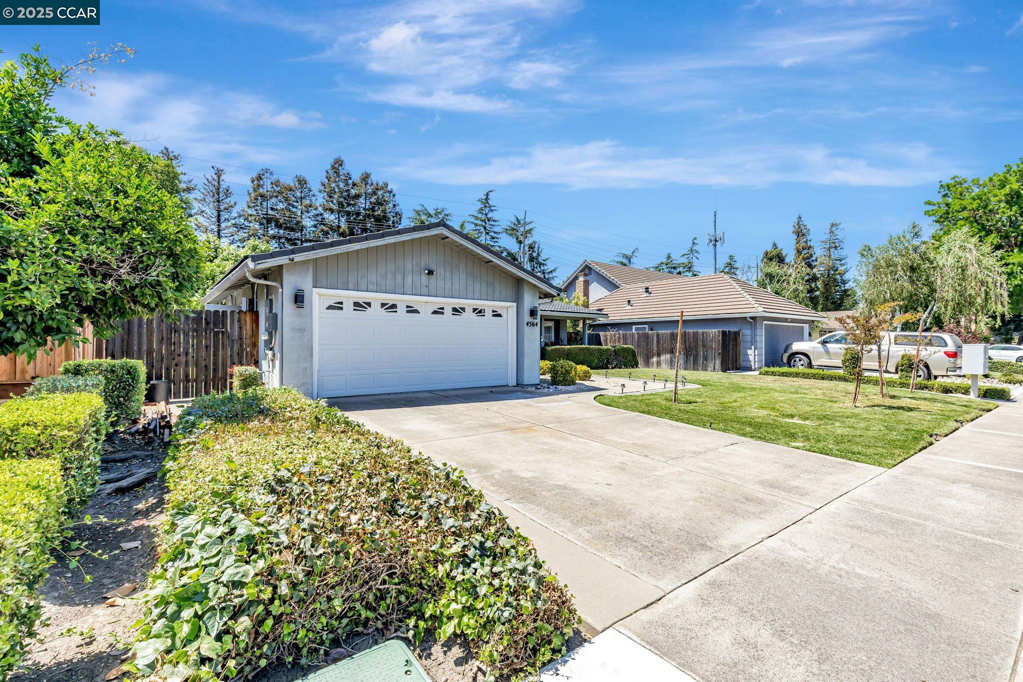 Detail Gallery Image 2 of 38 For 4564 Winding River Cir, Stockton,  CA 95219 - 3 Beds | 2 Baths