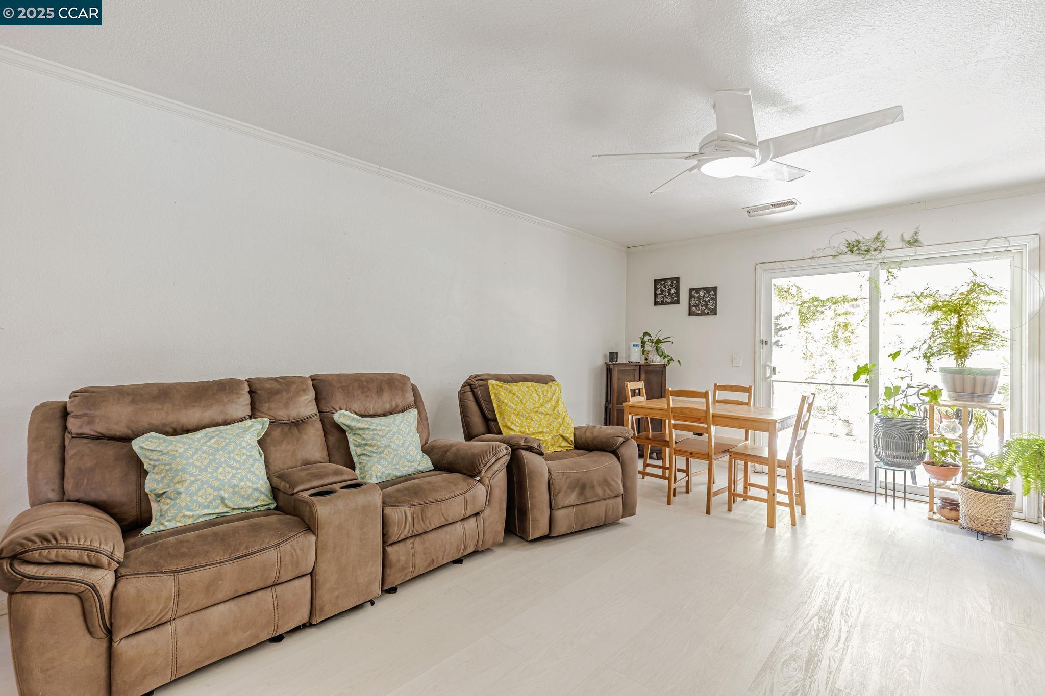 Detail Gallery Image 12 of 38 For 4564 Winding River Cir, Stockton,  CA 95219 - 3 Beds | 2 Baths