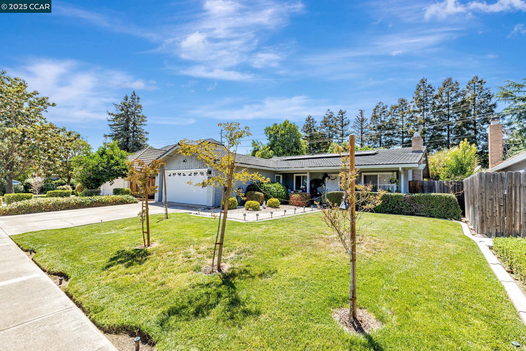 Detail Gallery Image 3 of 38 For 4564 Winding River Cir, Stockton,  CA 95219 - 3 Beds | 2 Baths
