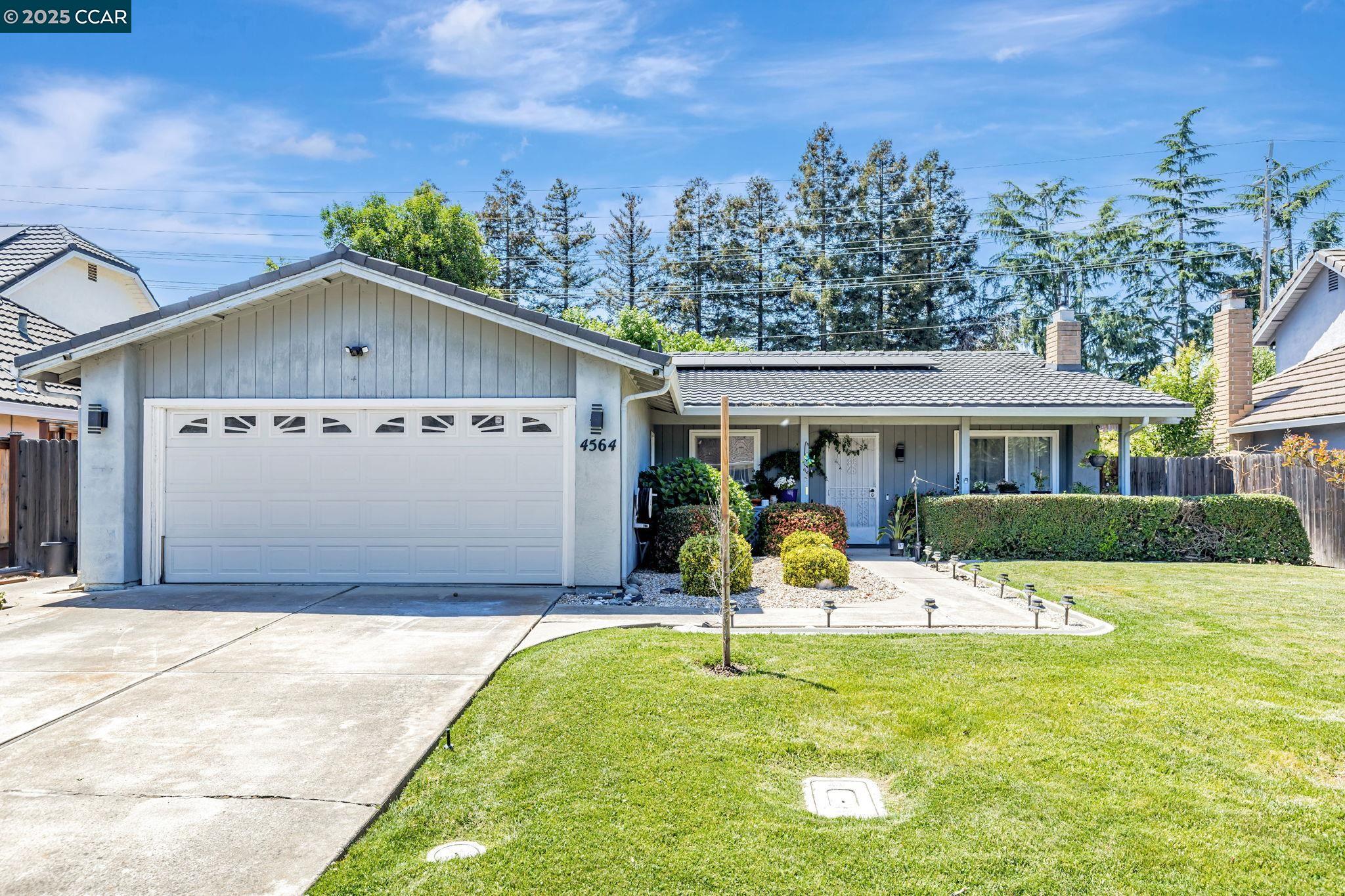 Detail Gallery Image 4 of 38 For 4564 Winding River Cir, Stockton,  CA 95219 - 3 Beds | 2 Baths