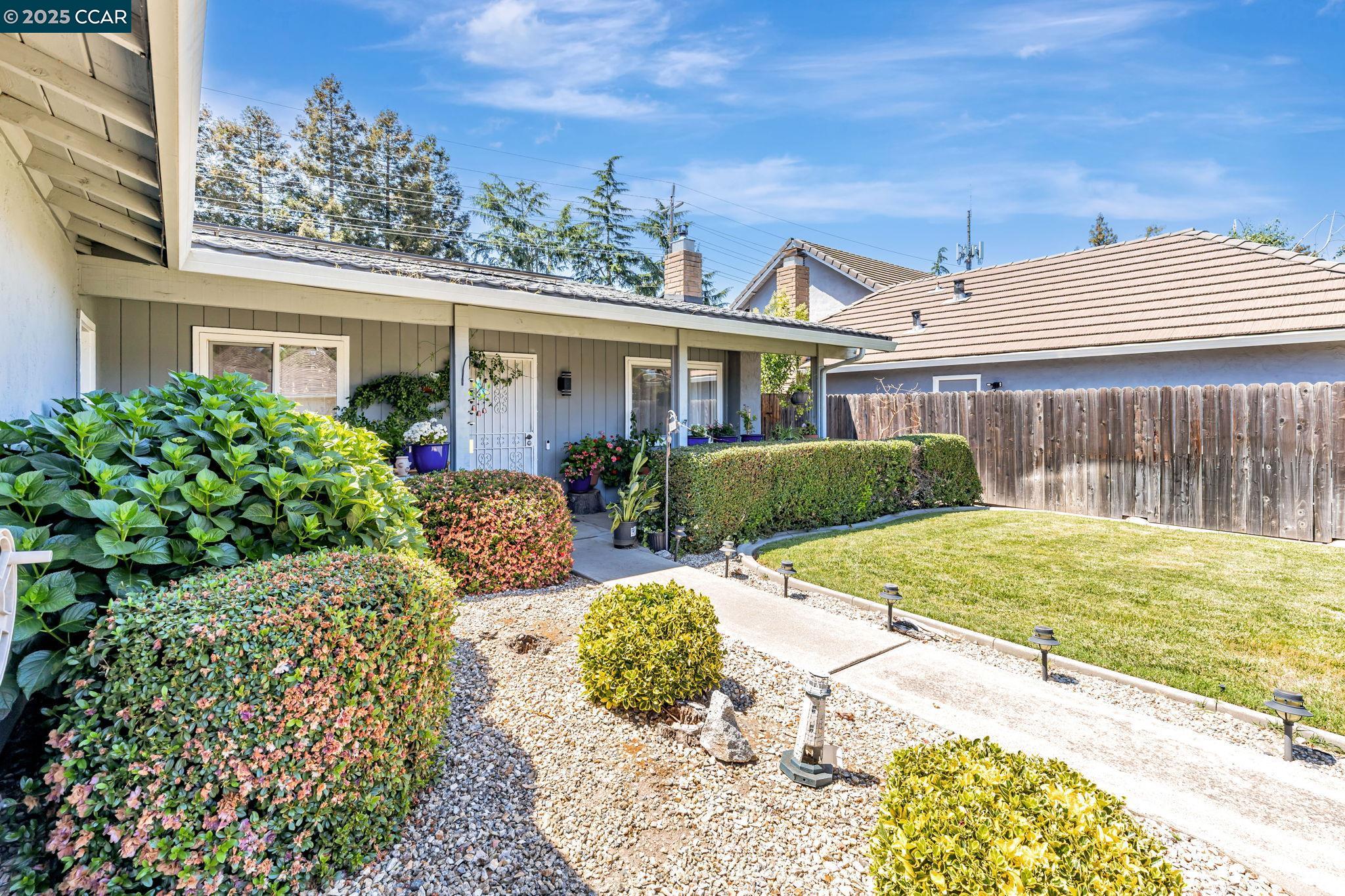Detail Gallery Image 5 of 38 For 4564 Winding River Cir, Stockton,  CA 95219 - 3 Beds | 2 Baths