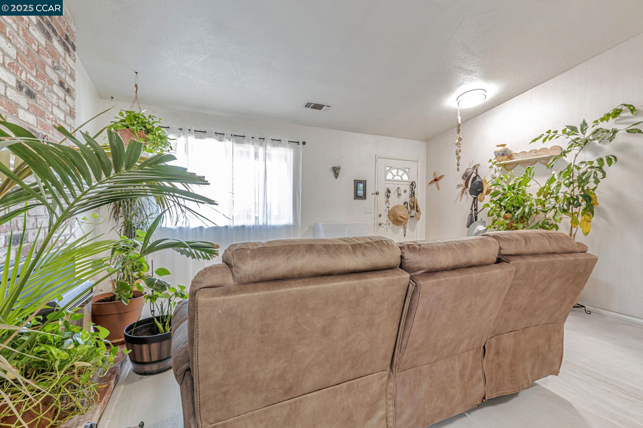 Detail Gallery Image 8 of 38 For 4564 Winding River Cir, Stockton,  CA 95219 - 3 Beds | 2 Baths