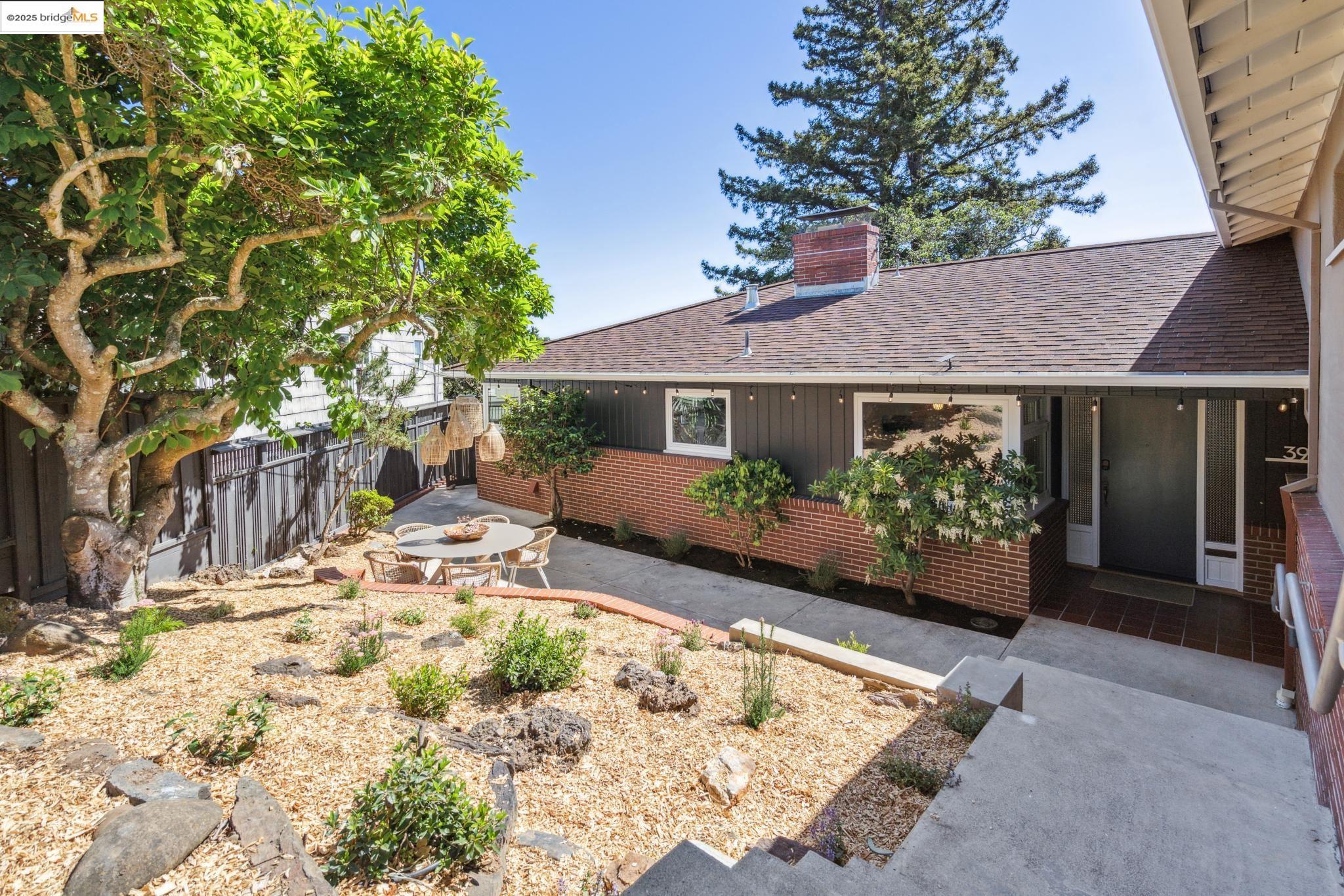Detail Gallery Image 3 of 60 For 3901 Oakmore Rd, Oakland,  CA 94602 - 4 Beds | 3 Baths