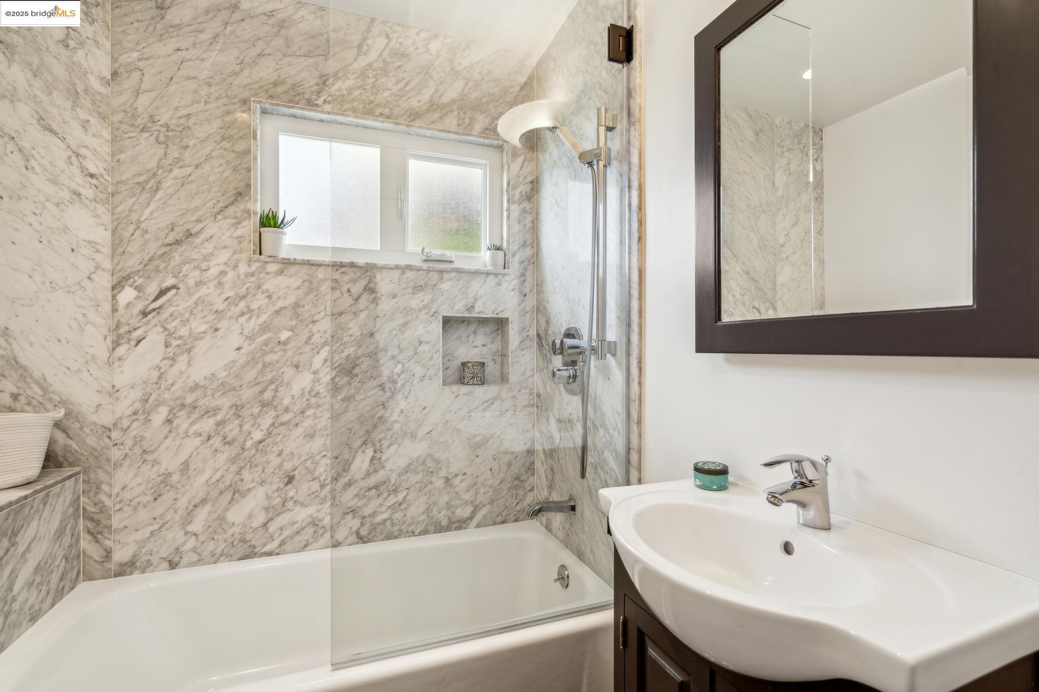 Detail Gallery Image 25 of 60 For 3901 Oakmore Rd, Oakland,  CA 94602 - 4 Beds | 3 Baths