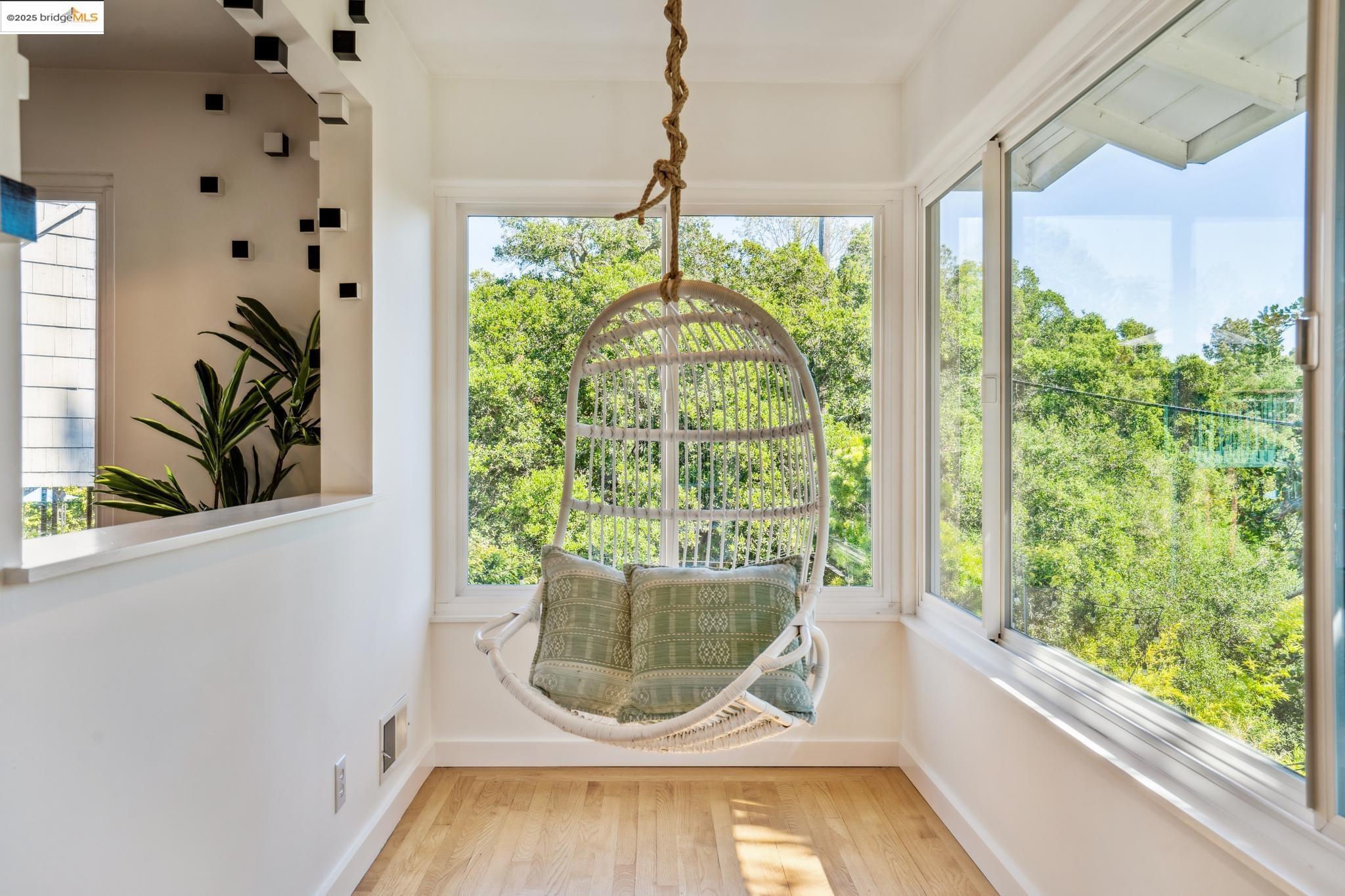 Detail Gallery Image 9 of 60 For 3901 Oakmore Rd, Oakland,  CA 94602 - 4 Beds | 3 Baths