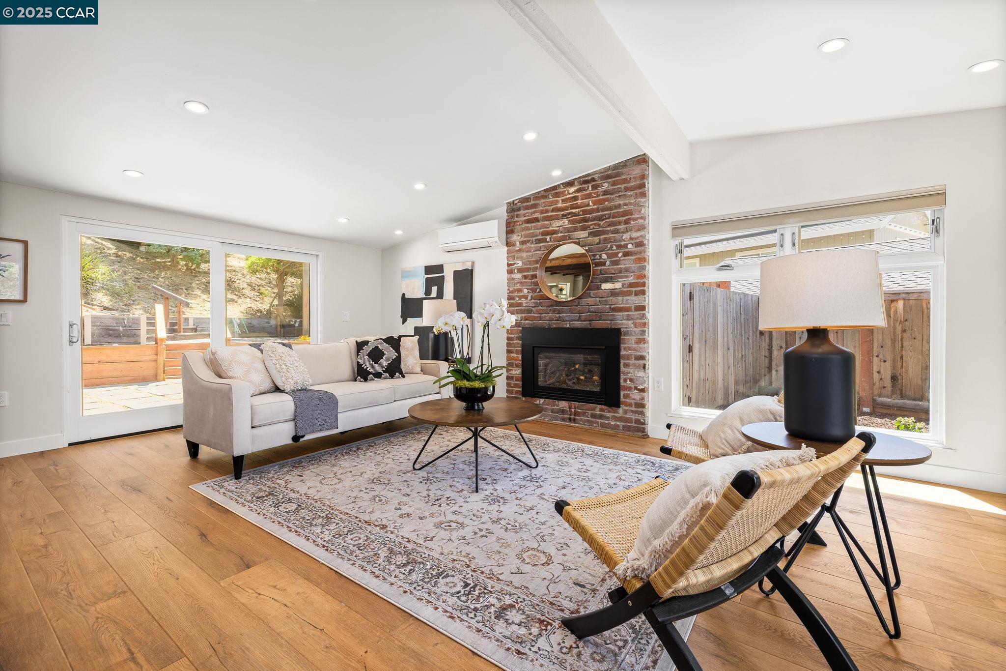 Detail Gallery Image 2 of 26 For 1725 Springbrook Rd, Lafayette,  CA 94549 - 5 Beds | 2 Baths