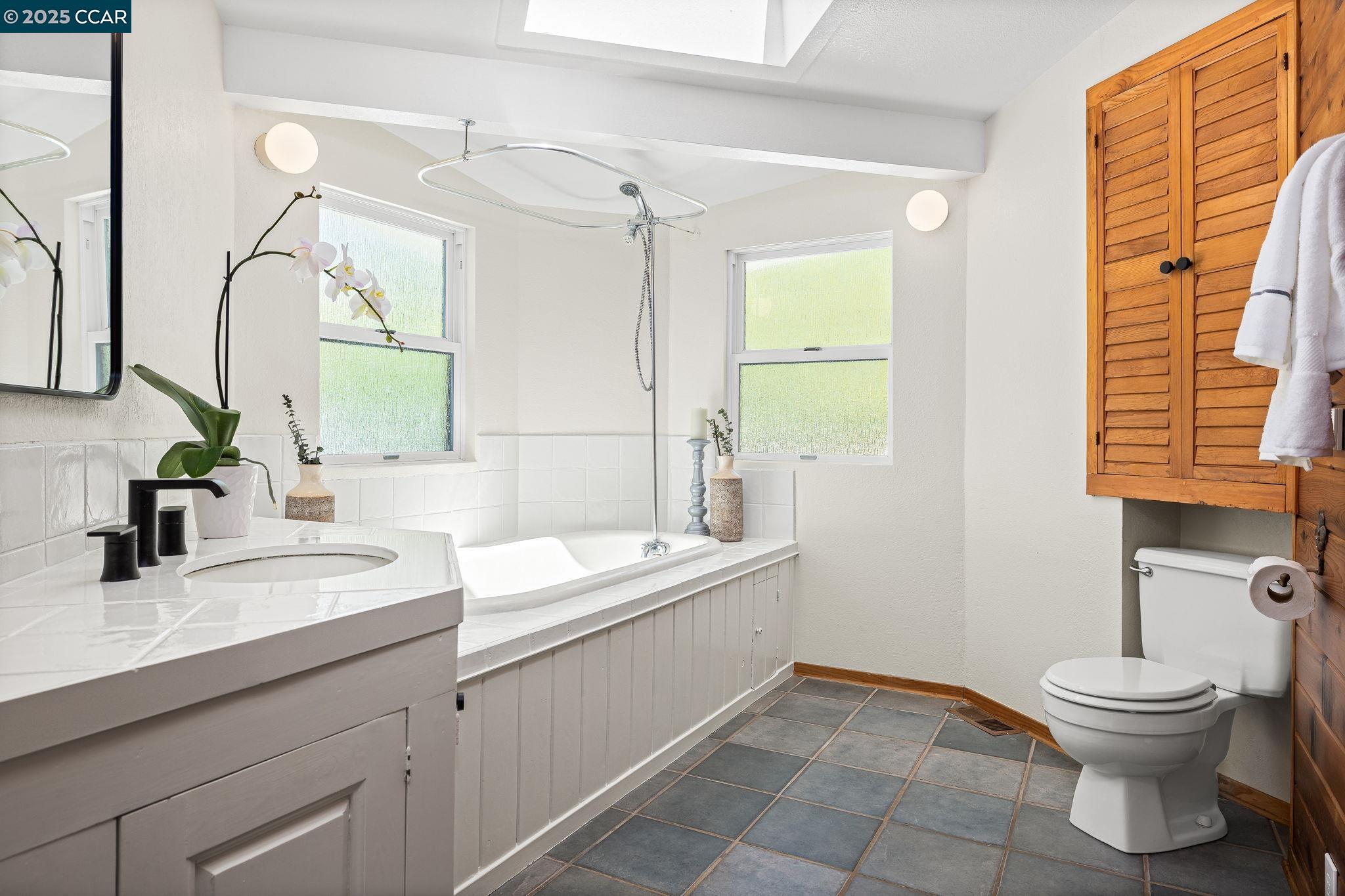 Detail Gallery Image 16 of 26 For 1725 Springbrook Rd, Lafayette,  CA 94549 - 5 Beds | 2 Baths