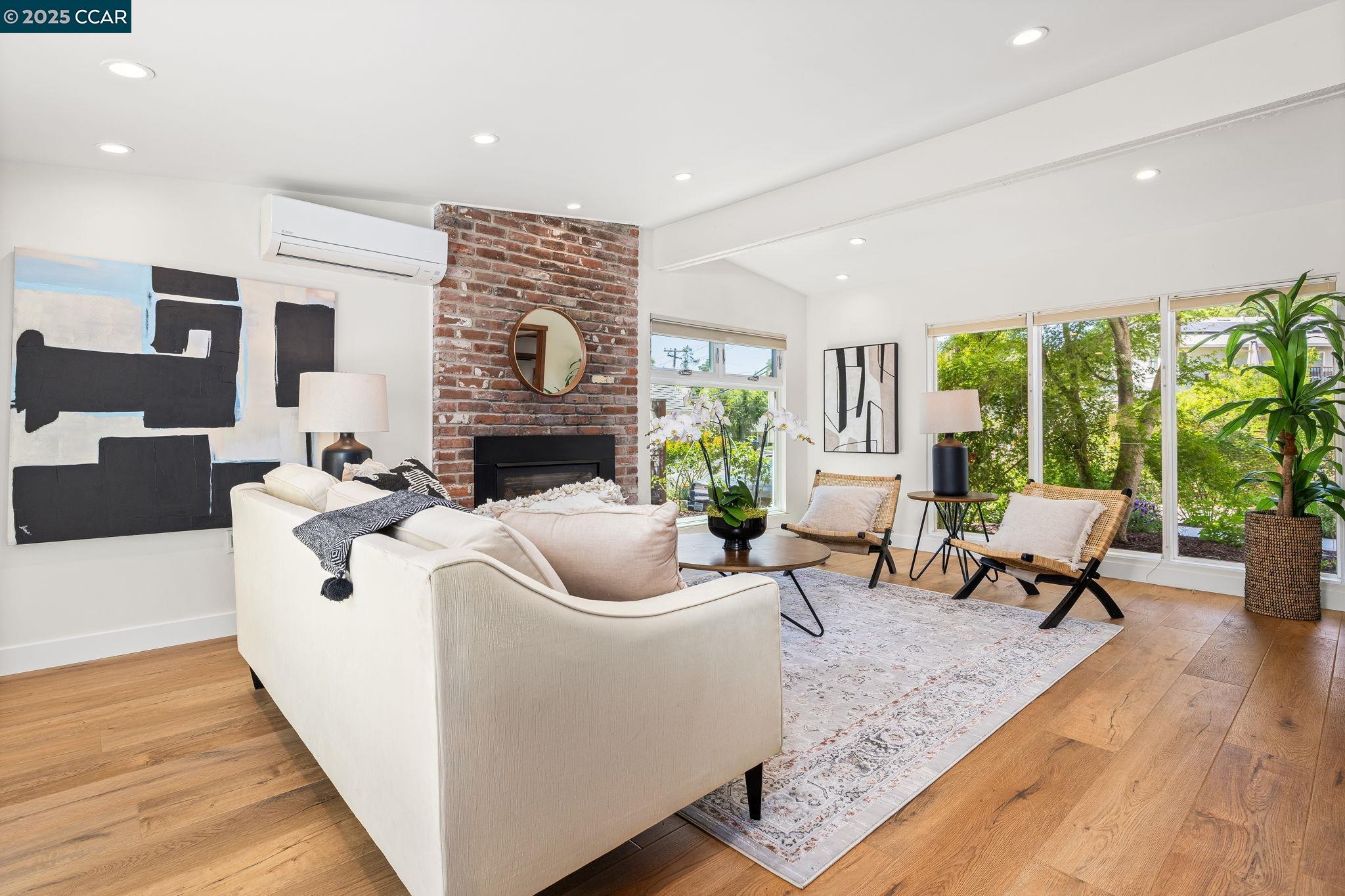 Detail Gallery Image 3 of 26 For 1725 Springbrook Rd, Lafayette,  CA 94549 - 5 Beds | 2 Baths