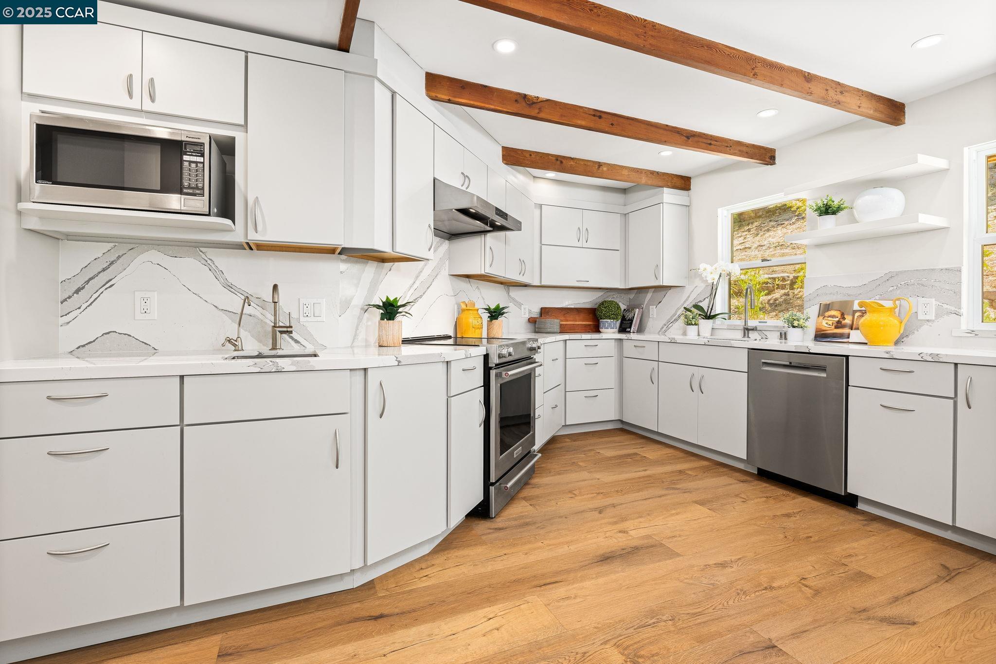 Detail Gallery Image 5 of 26 For 1725 Springbrook Rd, Lafayette,  CA 94549 - 5 Beds | 2 Baths
