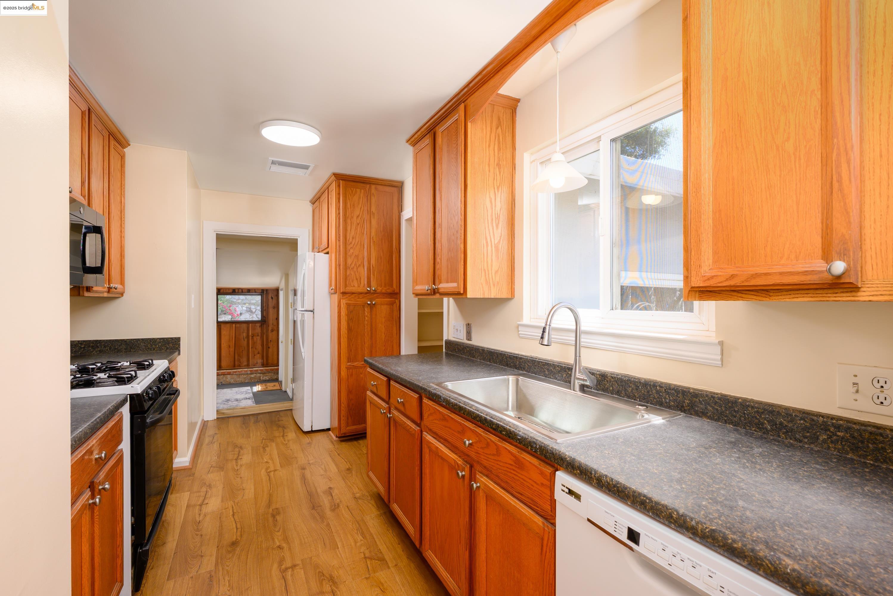 Detail Gallery Image 14 of 42 For 11244 Circle Dr, Jamestown,  CA 95327 - 3 Beds | 1 Baths