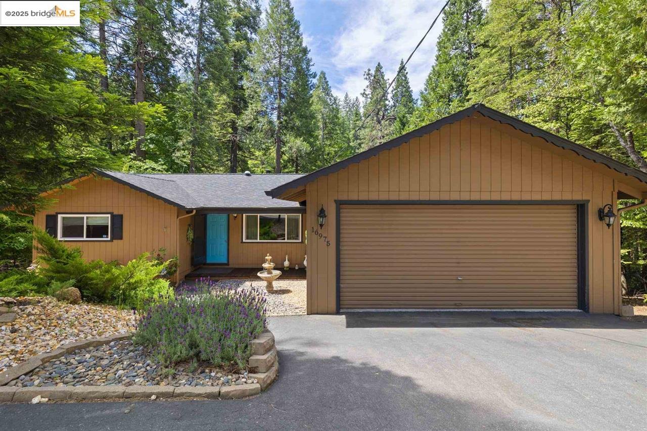 Detail Gallery Image 1 of 31 For 16975 E Brookside, Sonora,  CA 95370 - 3 Beds | 2 Baths