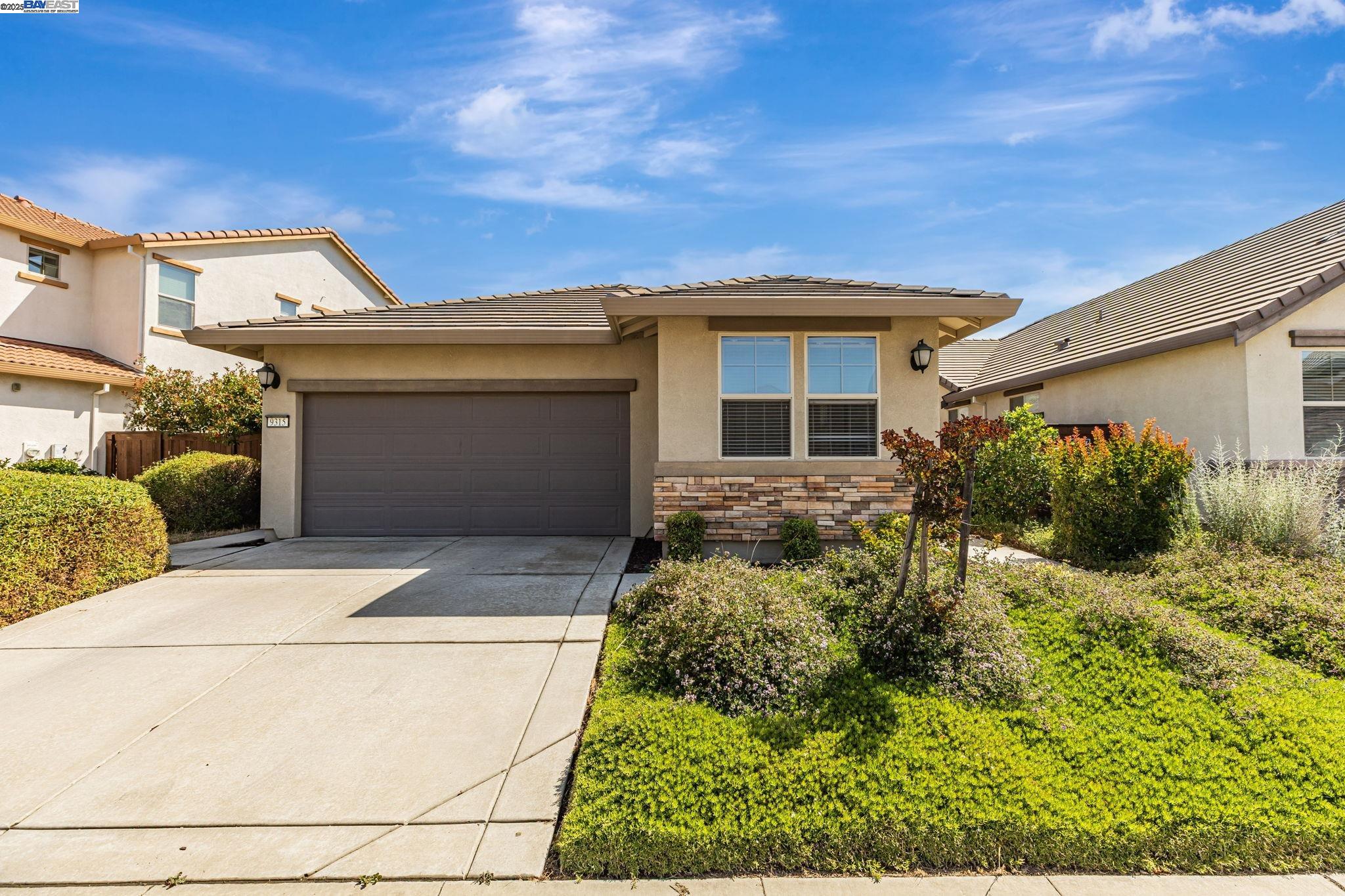 Detail Gallery Image 2 of 50 For 9315 Wild Lilac Cir, Sacramento,  CA 95829 - 4 Beds | 2 Baths