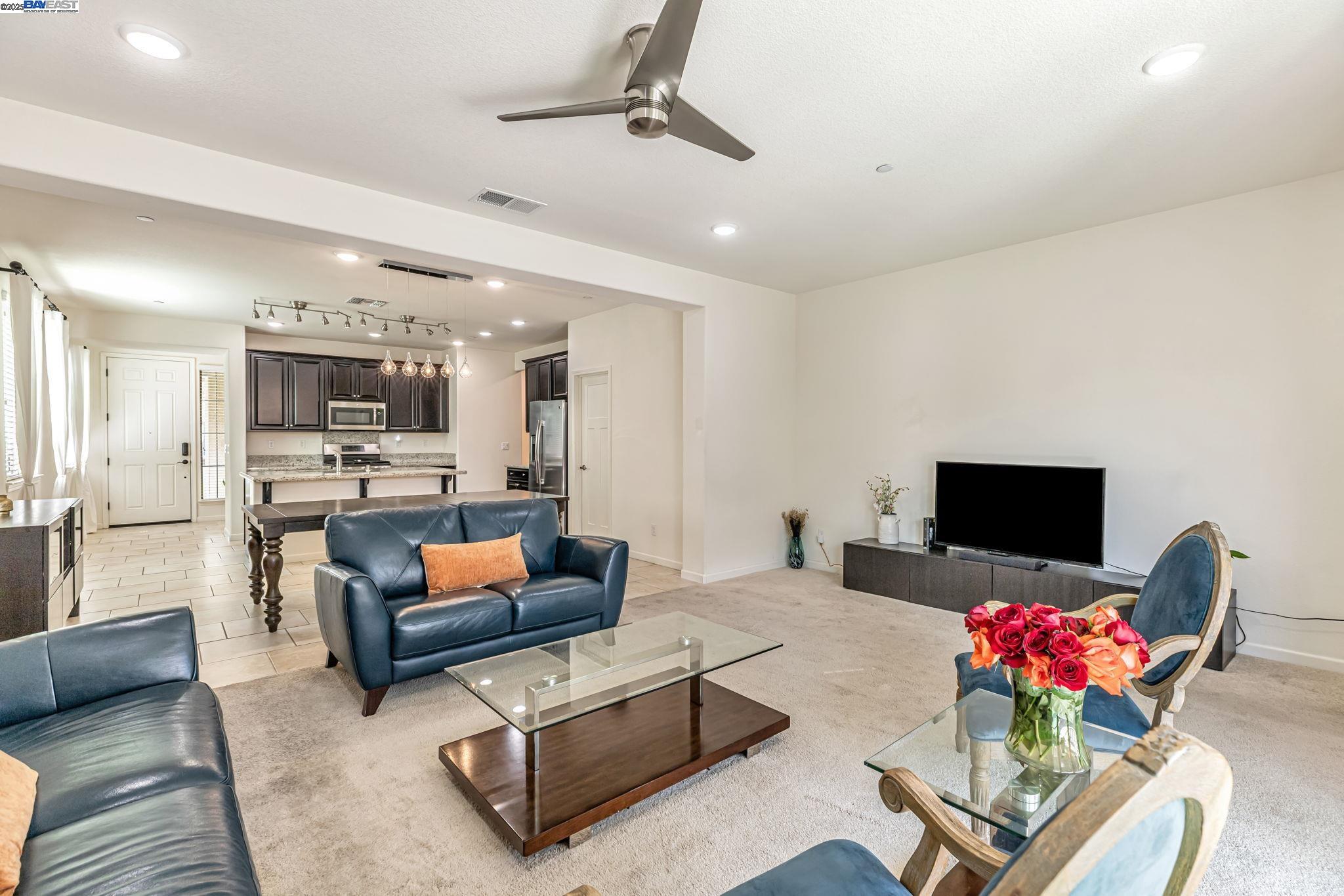 Detail Gallery Image 11 of 50 For 9315 Wild Lilac Cir, Sacramento,  CA 95829 - 4 Beds | 2 Baths