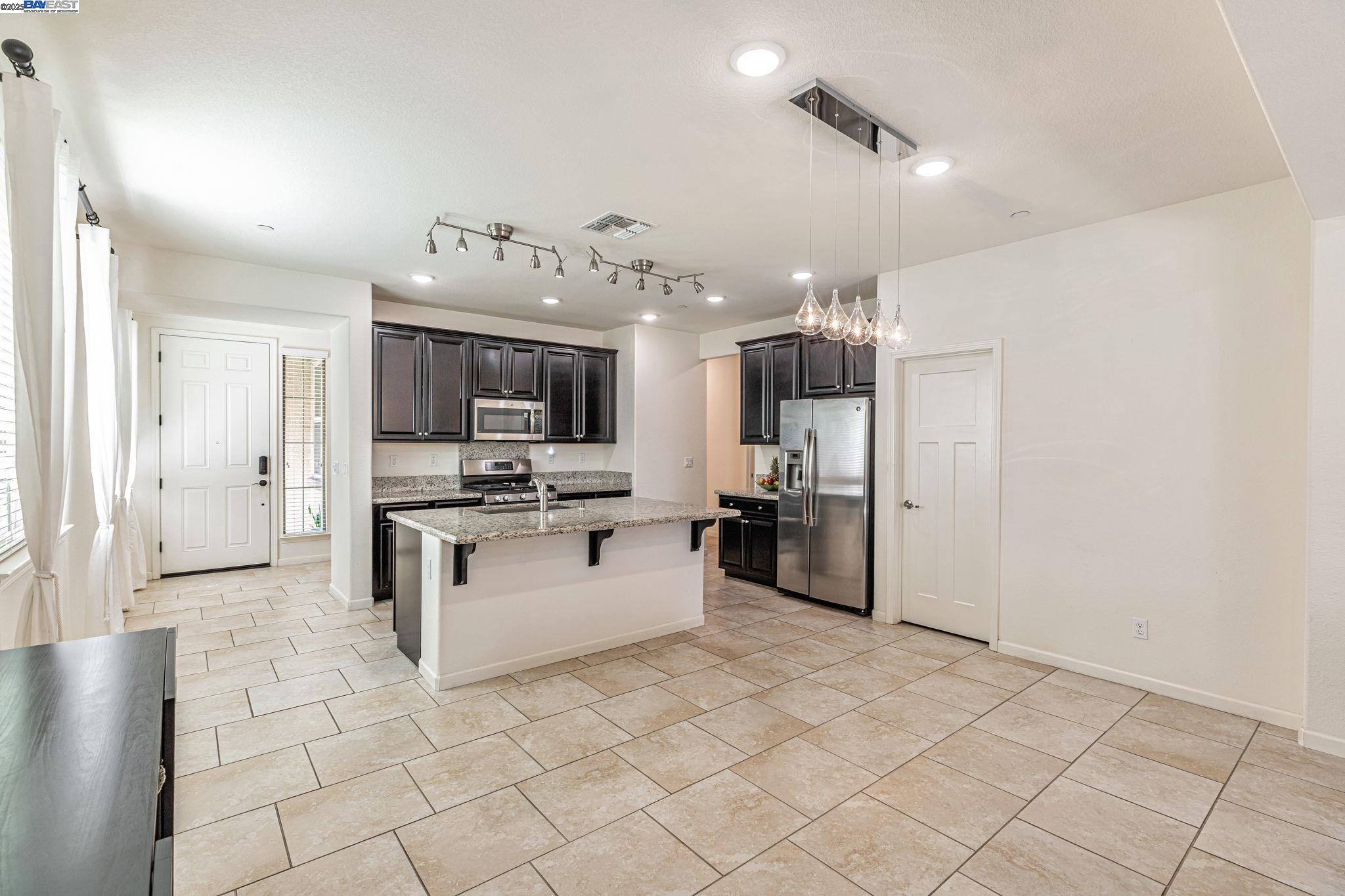 Detail Gallery Image 13 of 50 For 9315 Wild Lilac Cir, Sacramento,  CA 95829 - 4 Beds | 2 Baths