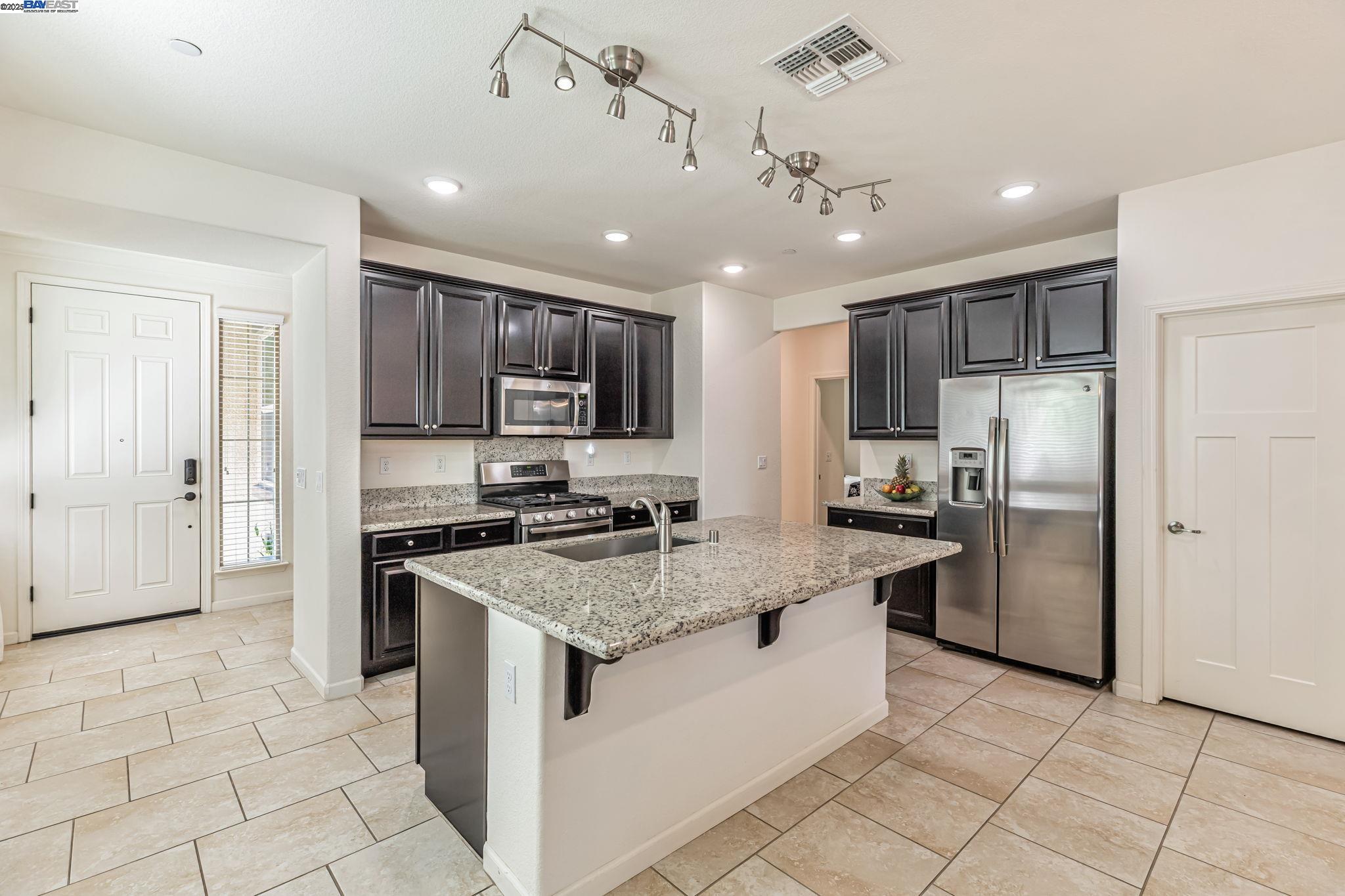 Detail Gallery Image 14 of 50 For 9315 Wild Lilac Cir, Sacramento,  CA 95829 - 4 Beds | 2 Baths
