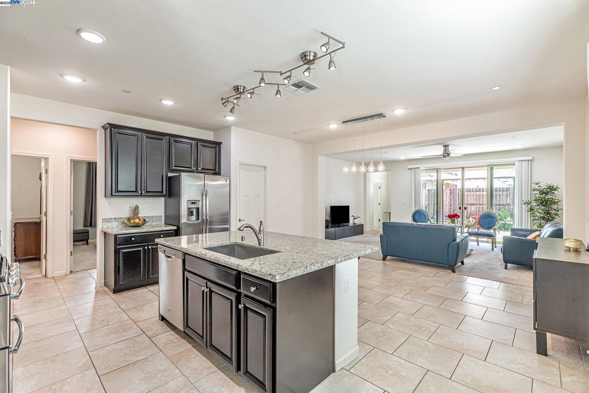 Detail Gallery Image 16 of 50 For 9315 Wild Lilac Cir, Sacramento,  CA 95829 - 4 Beds | 2 Baths