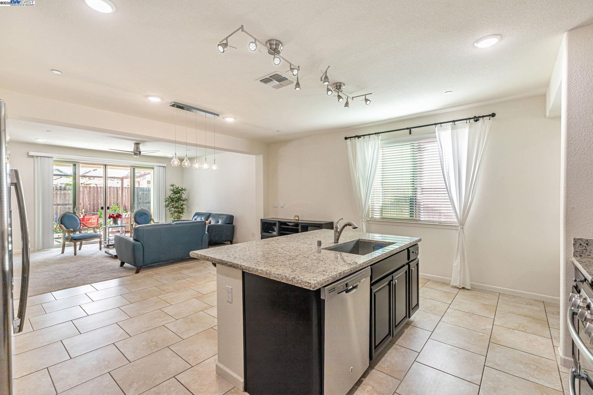 Detail Gallery Image 17 of 50 For 9315 Wild Lilac Cir, Sacramento,  CA 95829 - 4 Beds | 2 Baths