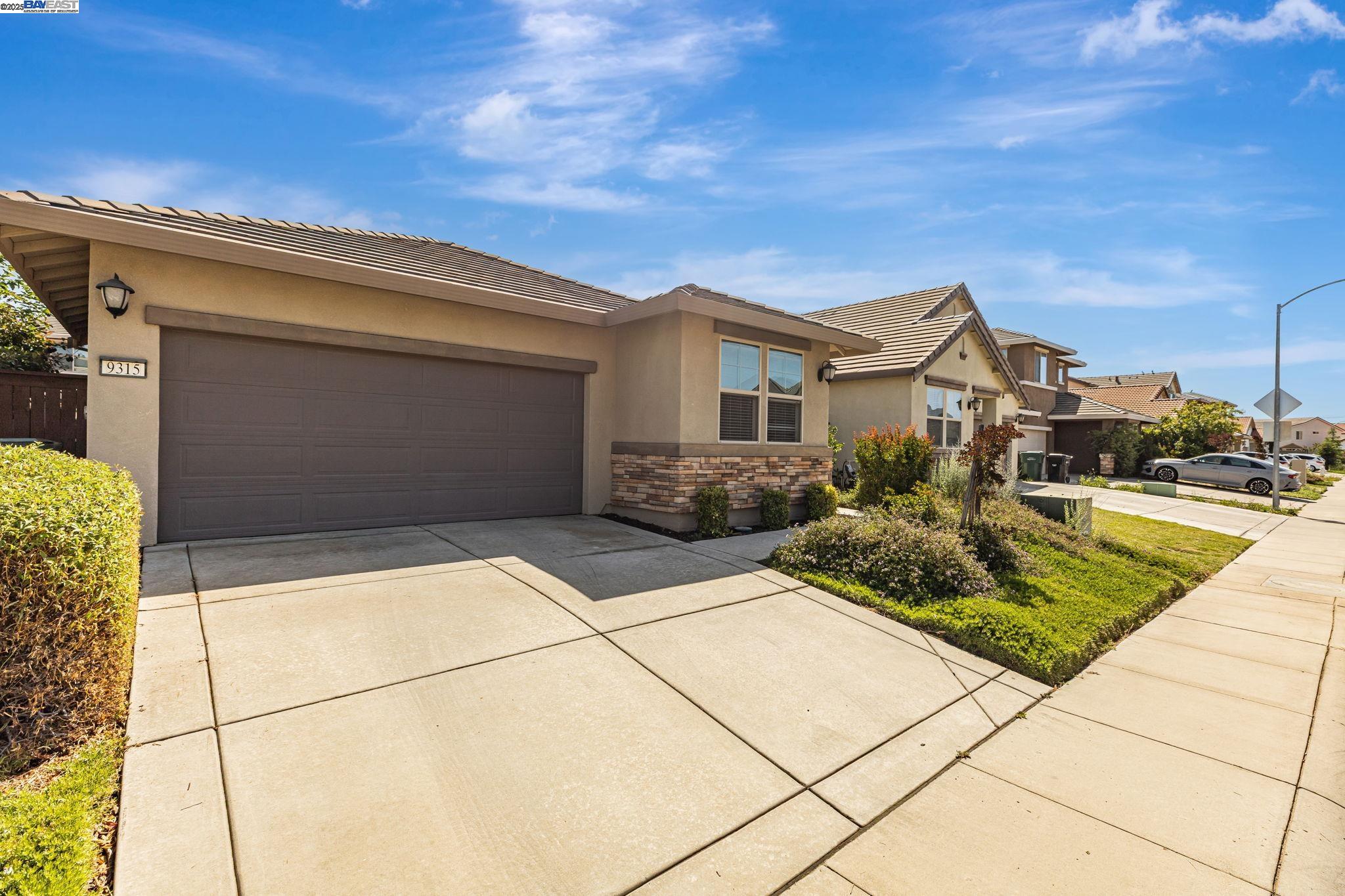Detail Gallery Image 4 of 50 For 9315 Wild Lilac Cir, Sacramento,  CA 95829 - 4 Beds | 2 Baths