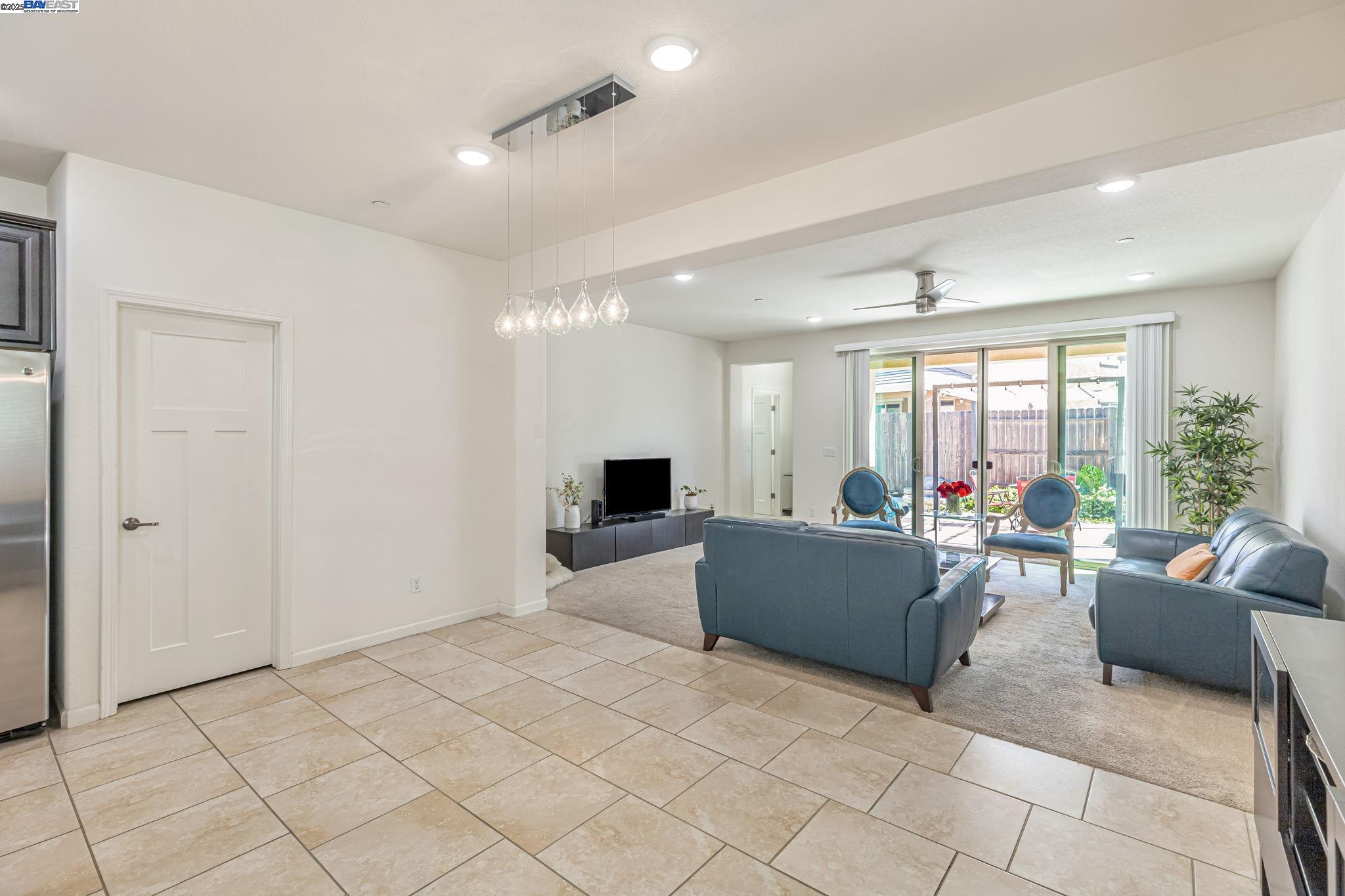 Detail Gallery Image 7 of 50 For 9315 Wild Lilac Cir, Sacramento,  CA 95829 - 4 Beds | 2 Baths